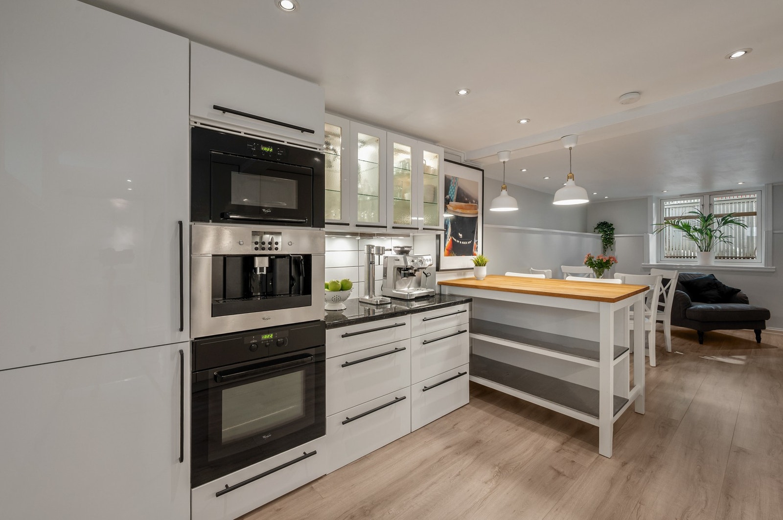 Overskap med glassfronter gir et luftig uttrykk og mulighet for å fremheve detaljer i servise eller interiør. Galleribilde