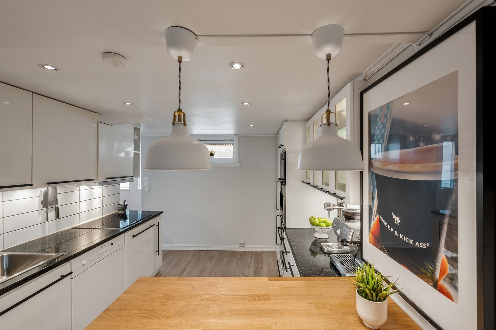 God skap- og benkeplass gir deg masse oppbevaring og arbeidsflate. Her ligger alt til rette for en ryddig og funksjonell hverdag. Galleribilde