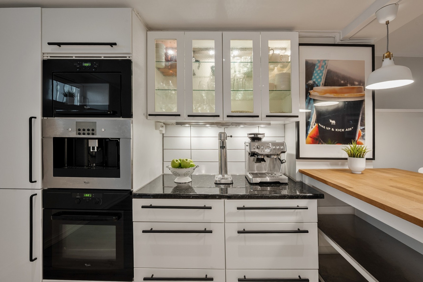 Her får du et velutstyrt kjøkken med integrert kjøl/fryseskap, kaffemaskin, stekeovn, mikrobølgeovn, oppvaskmaskin og kjøl/fryseskap. Galleribilde