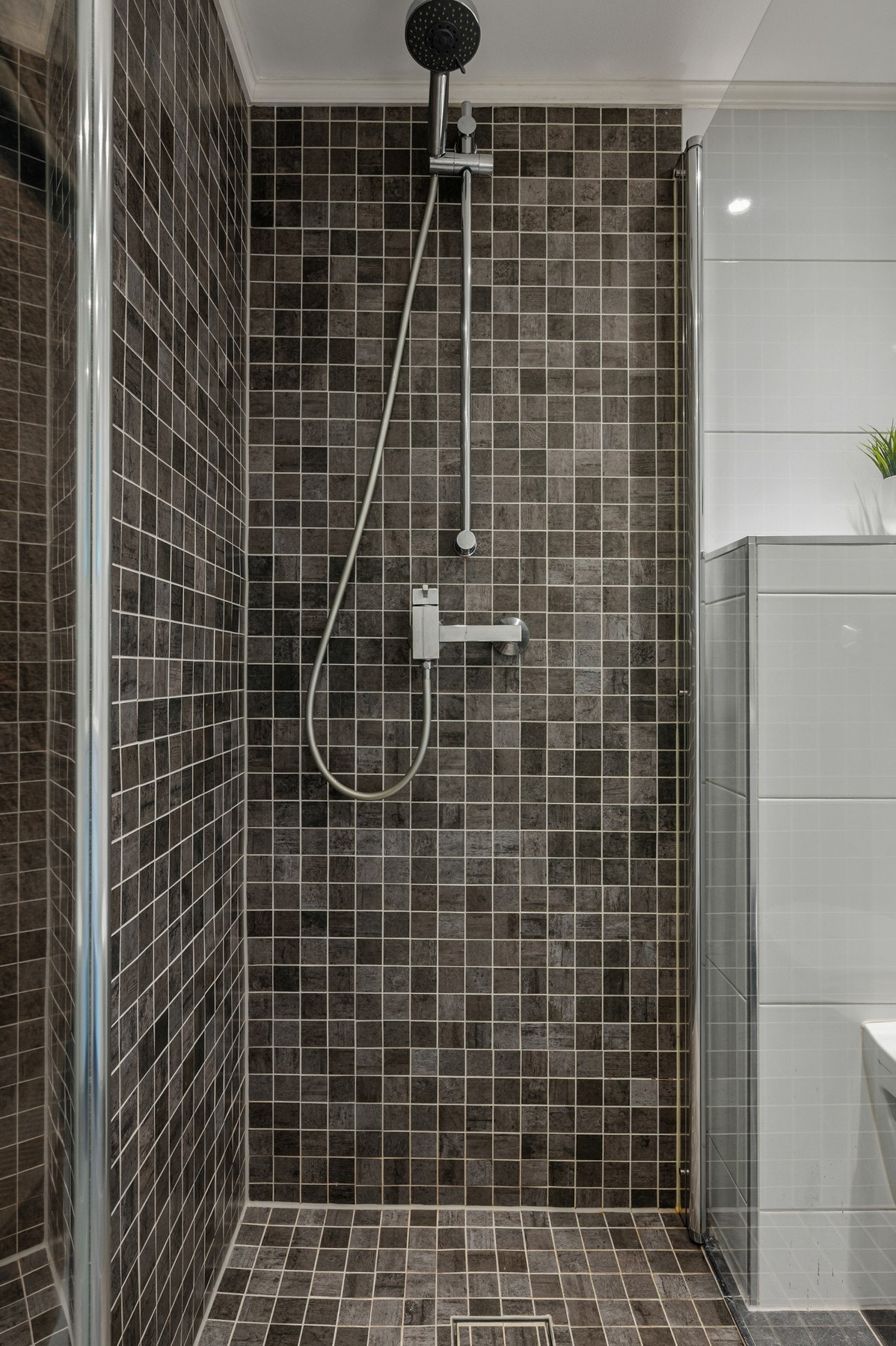 Dusjsonen har lekre mosaikkfliser og innfellbare dusjdører i herdet plass. Galleribilde