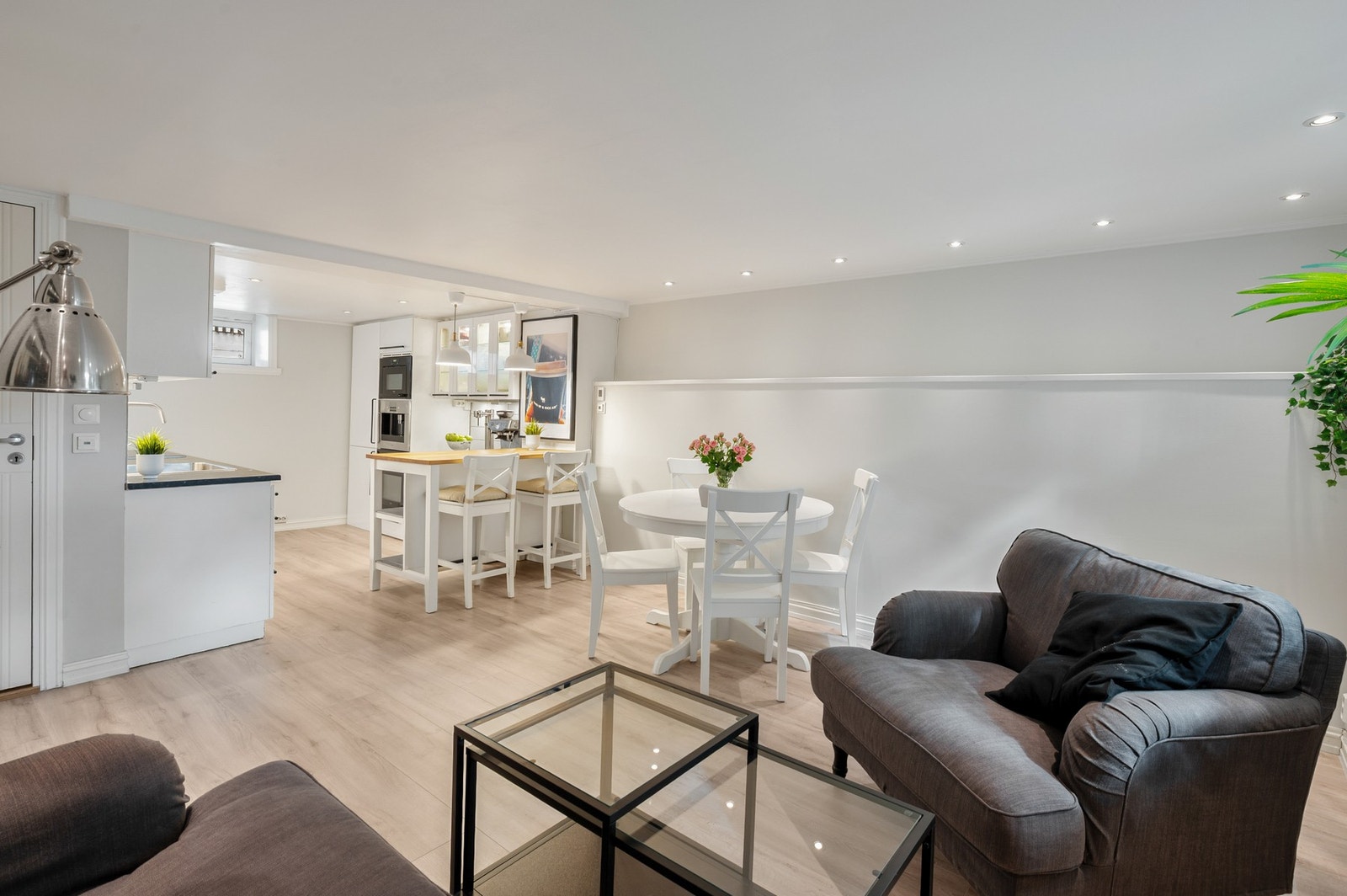 Stuen er koselig og funksjonell med plass til både sofakrok og spisebord. Galleribilde