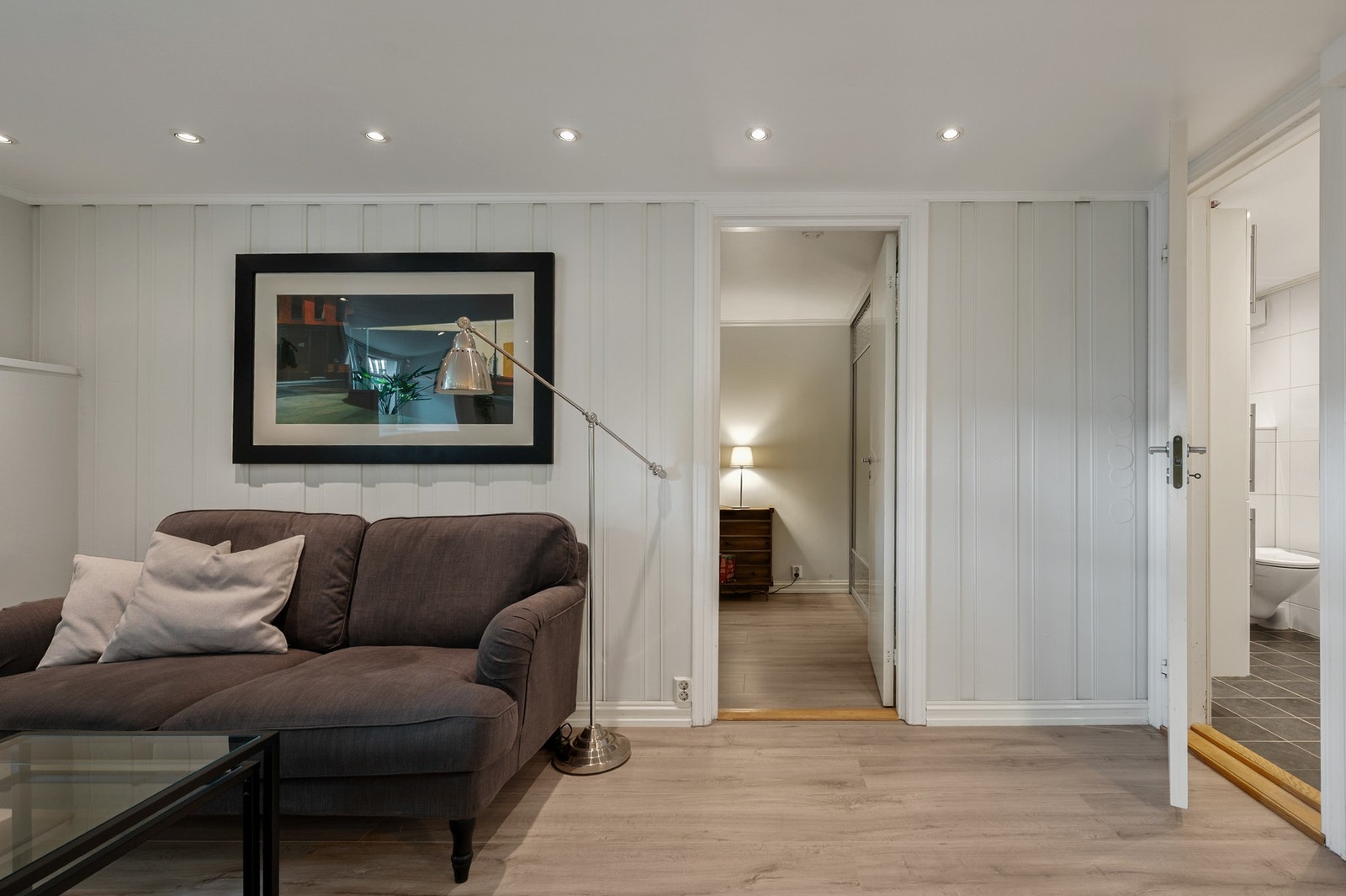 Nøytrale, tidsriktige farger på gulv og vegger gjør det enkelt å møblere etter egen stil. Galleribilde