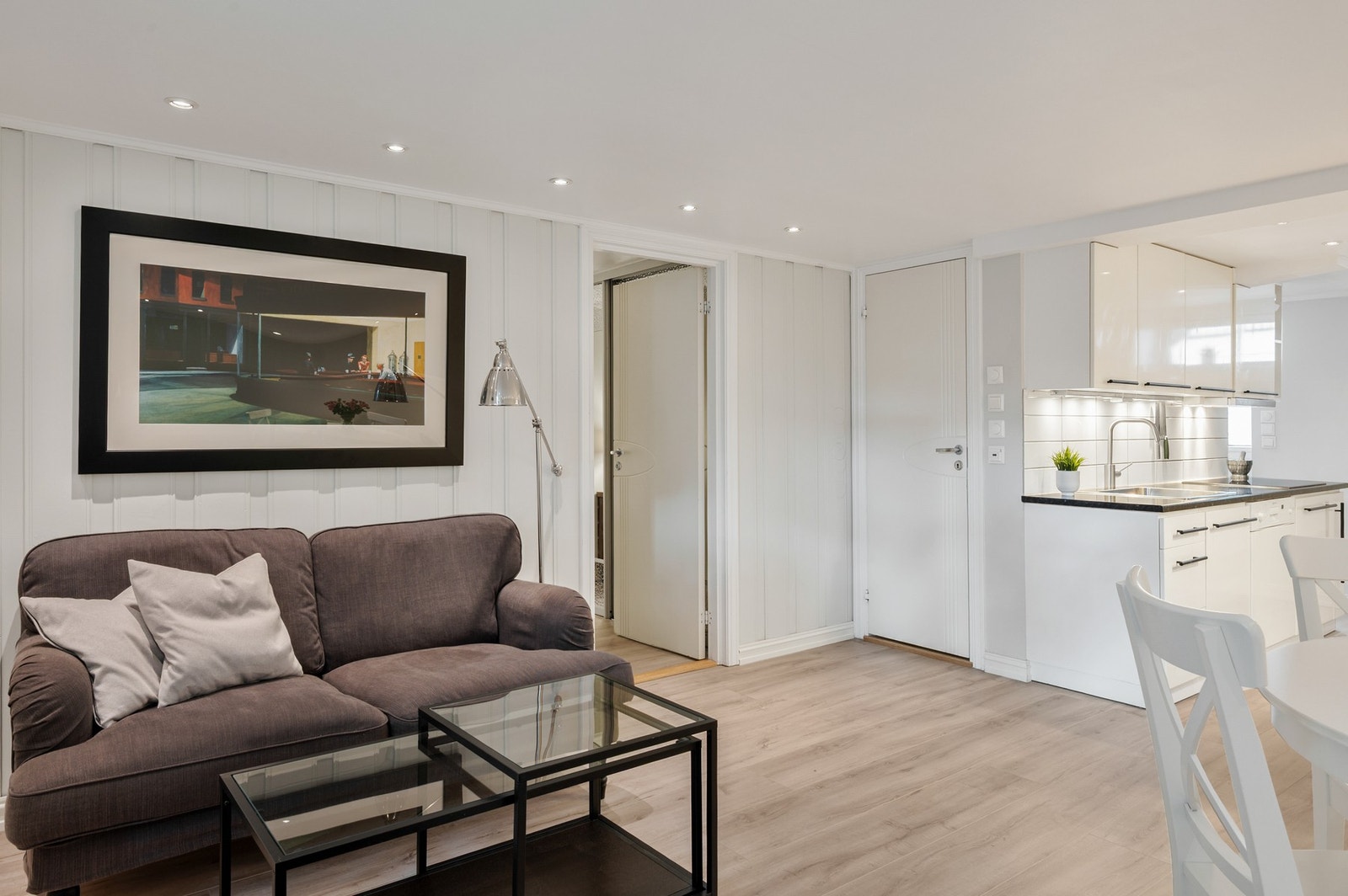 Stuen byr på en lun atmosfære, med downlights i tak og varmekabler i gulv. Galleribilde