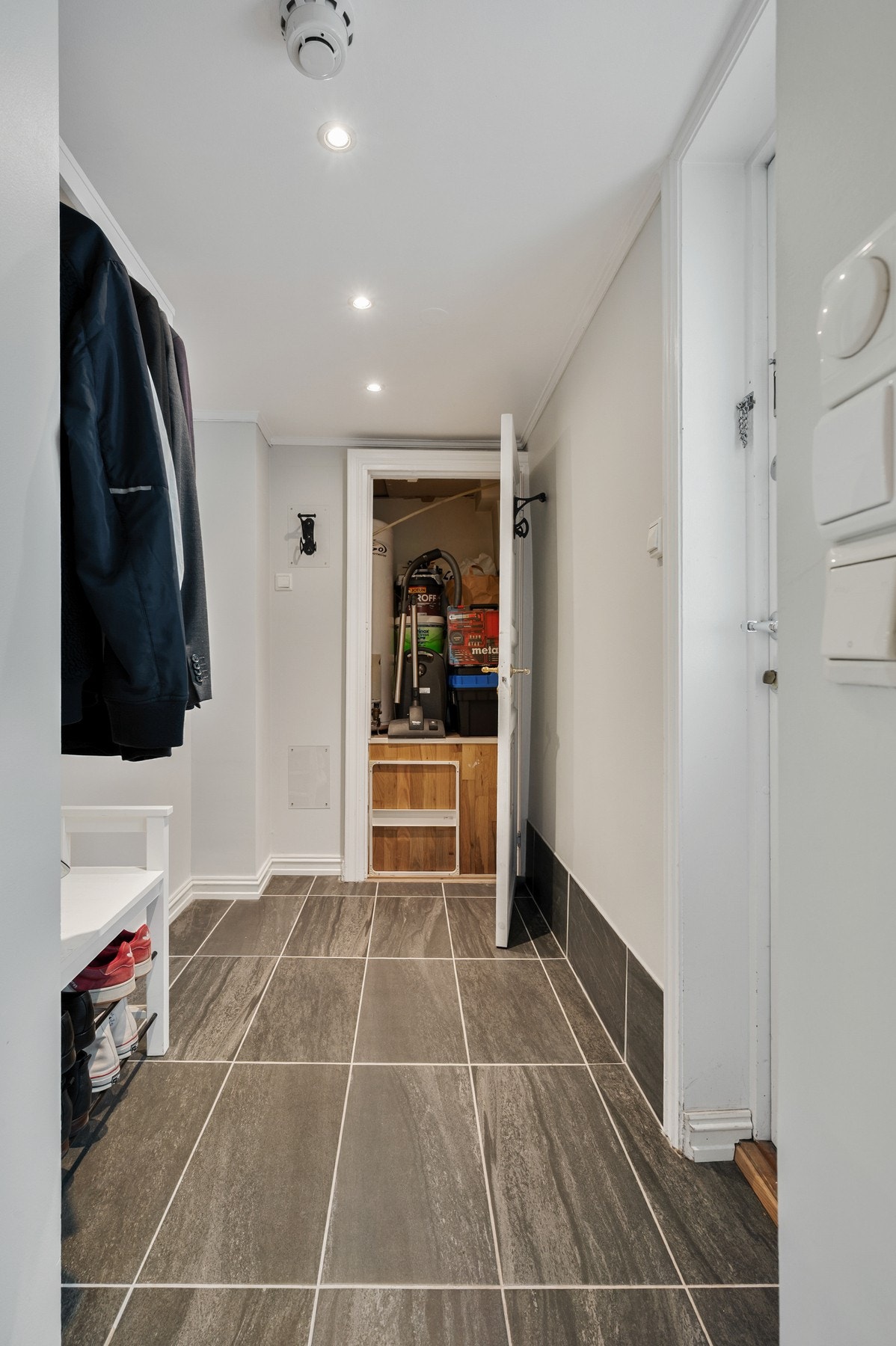 I entréen har du tilgang til et kott, perfekt for ekstra oppbevaringplass. Galleribilde