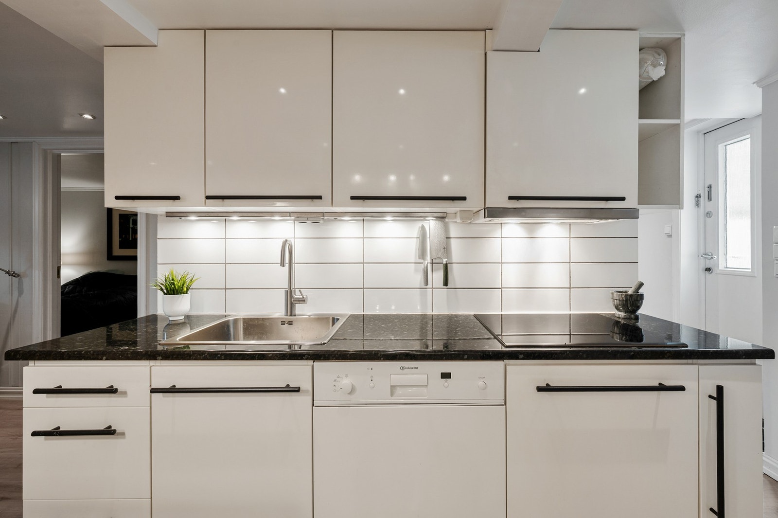 Lys innredning og fliser over benk gir et tidløst uttrykk. Galleribilde