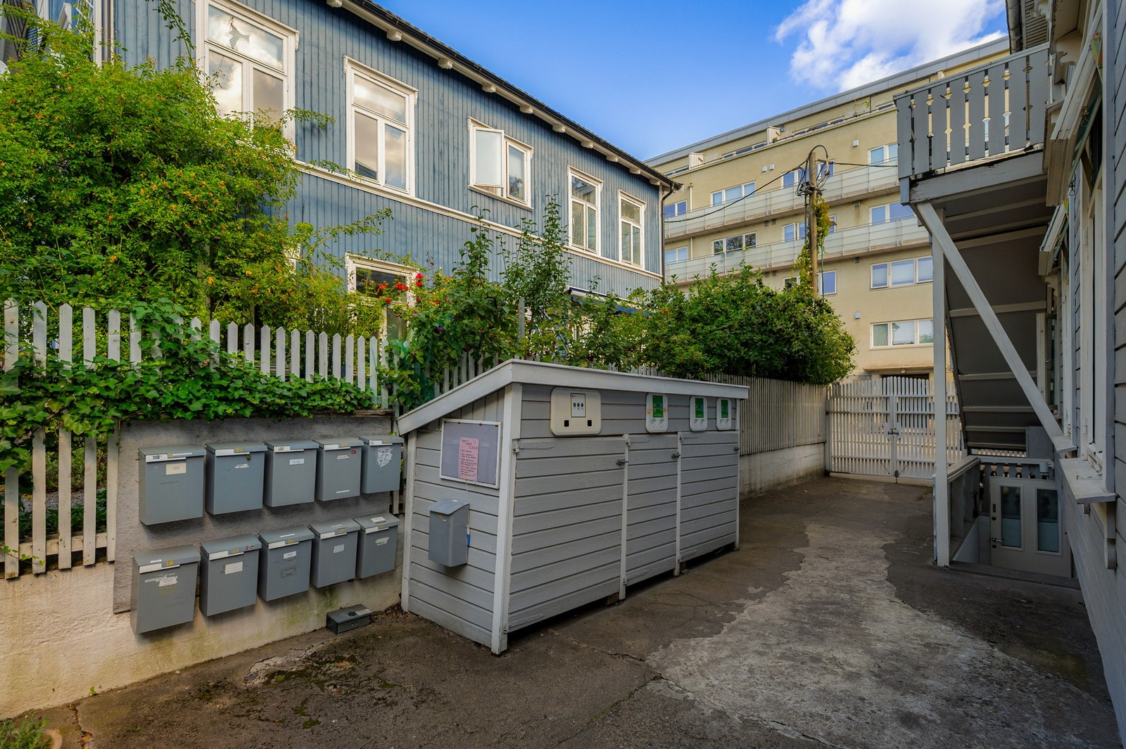 Bakgården er ryddig og tilbaketrukket, med adkomst til leiligheten, uteboden og postkassen, alt samlet og lett tilgjengelig. Galleribilde