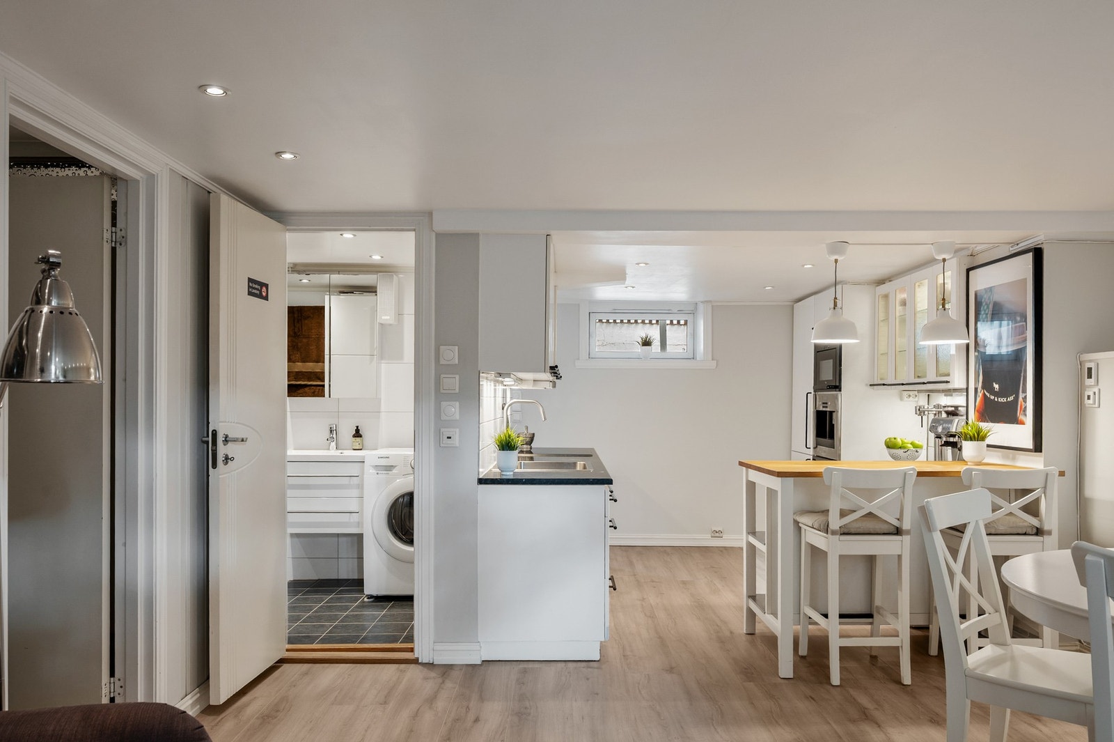 Åpen løsning mellom stue og kjøkken gir et sosialt og hyggelig oppholdsrom. Galleribilde