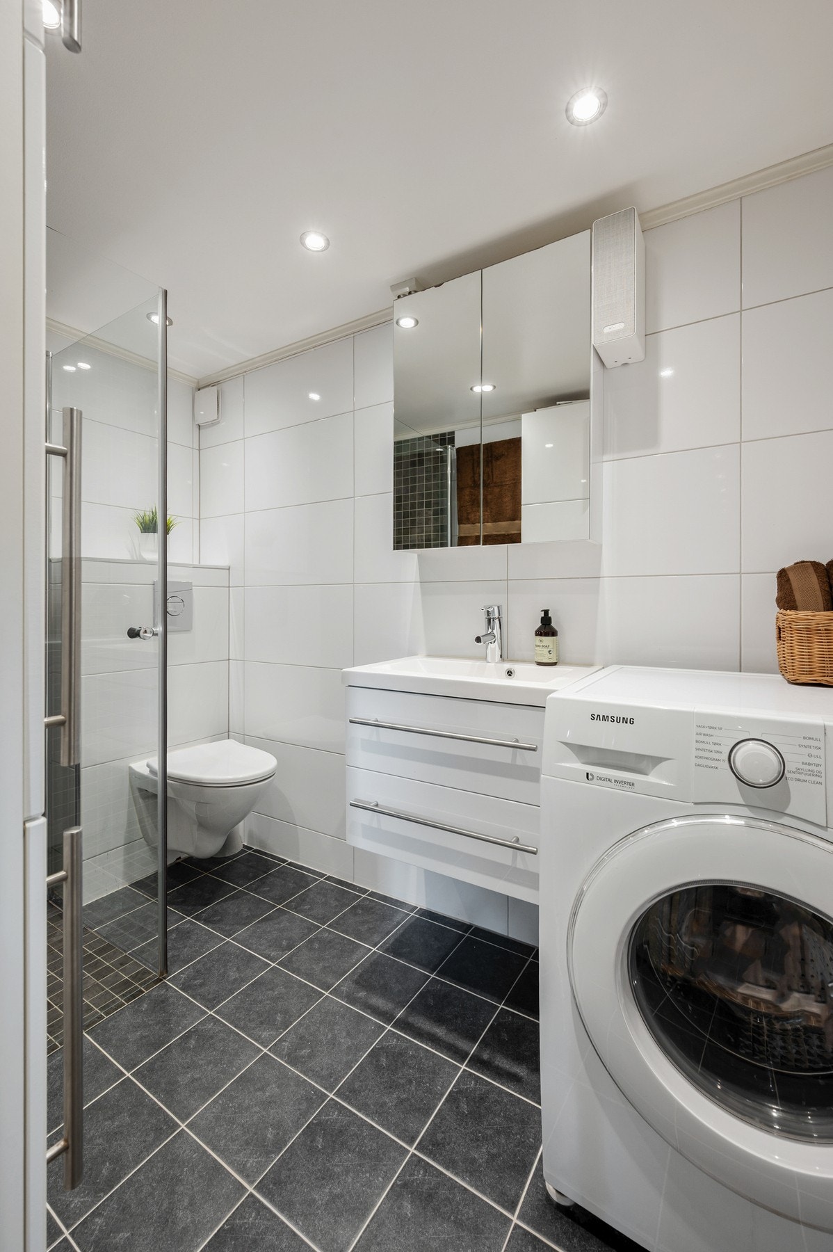 Pent, flislagt bad med gulvvarme. Badet ble pusset opp i 2017. Galleribilde