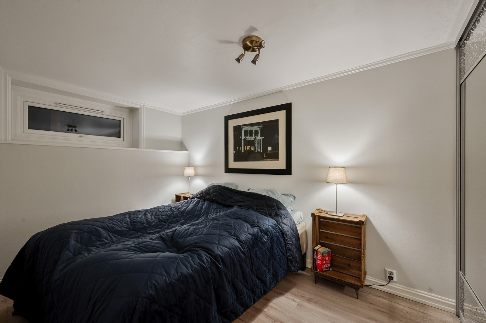 Sovealkoven ligger skjermet og tilbaketrukket til fra resten av boligen. Galleribilde