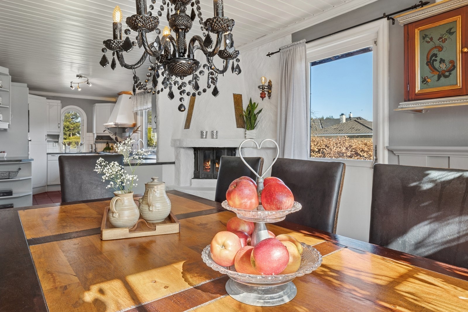 Fin lukket peis fungerer som en romdeler. Galleribilde