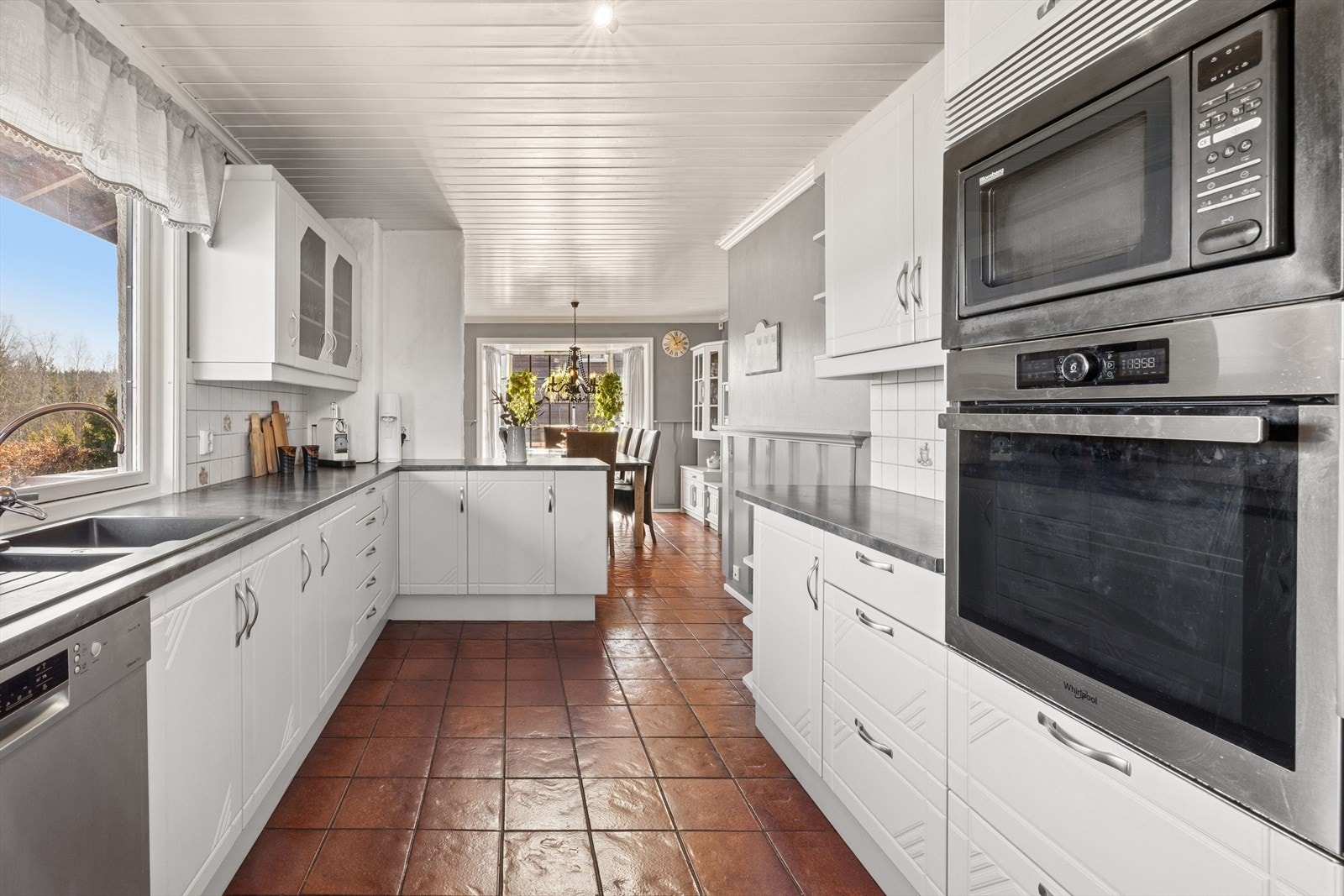 Vegg bak benkeplaten er flislagt, praktisk ved matlaging. Galleribilde