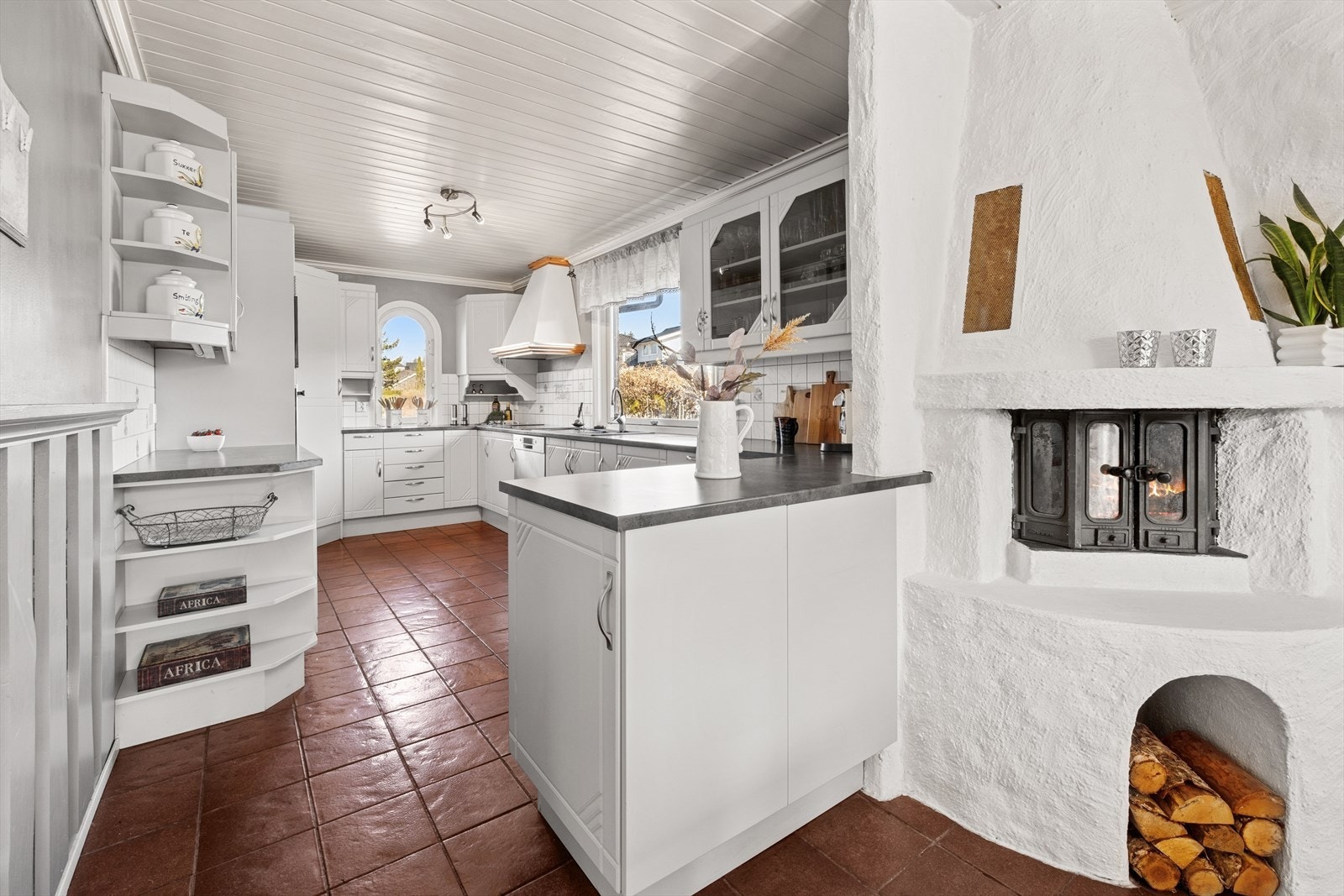 Kjøkkenet er innredet i en praktisk form, og har godt med både skap- og benkeplass. Galleribilde