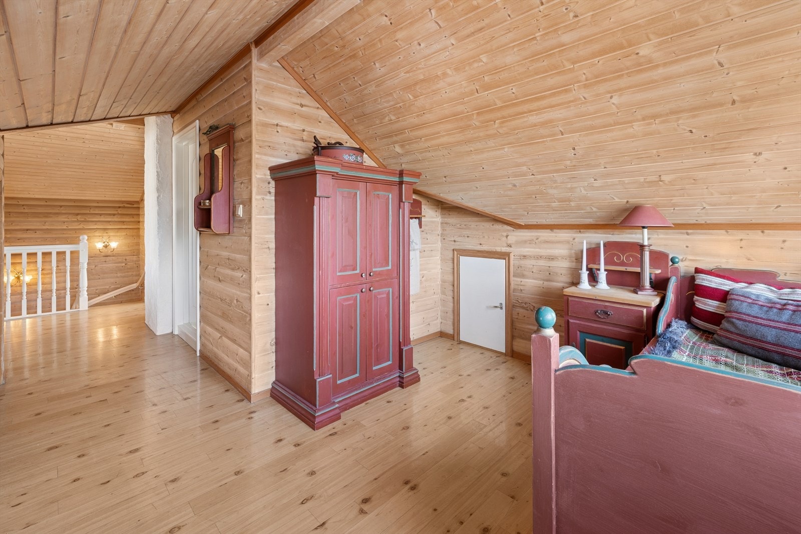 Loftstuen er lys og trivelig med god takhøyde. Galleribilde