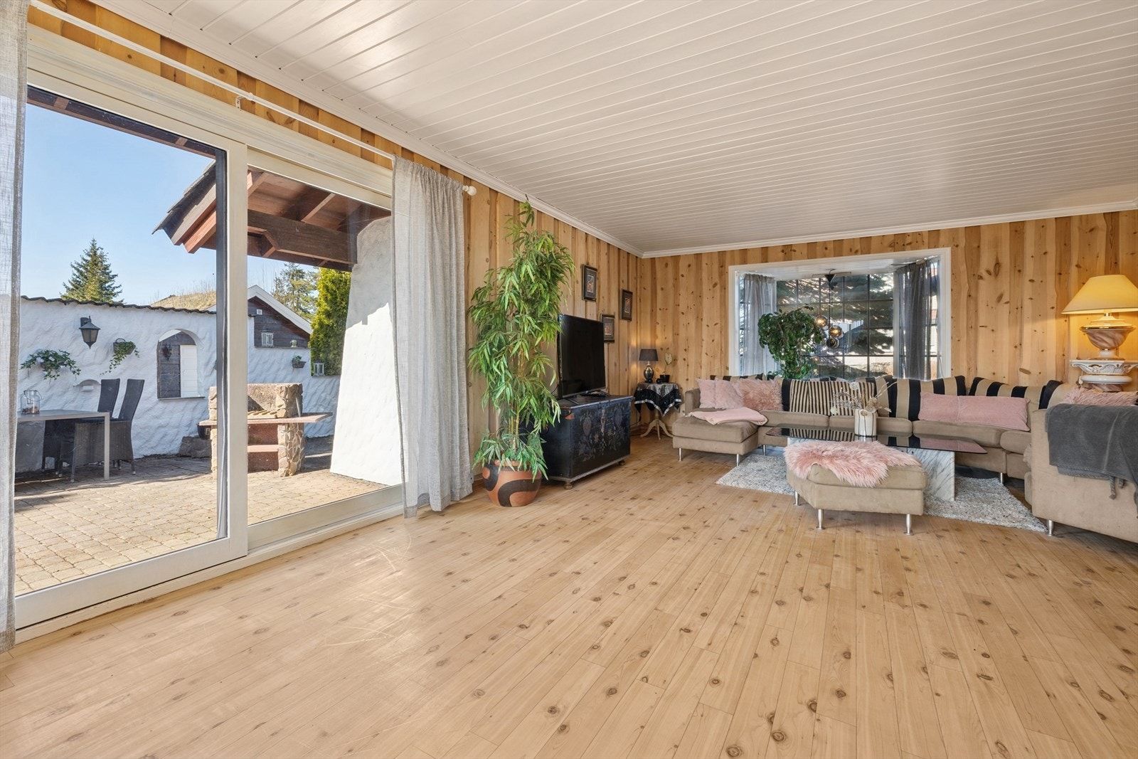 Herfra er det utgang til en solrik uteplass. Galleribilde