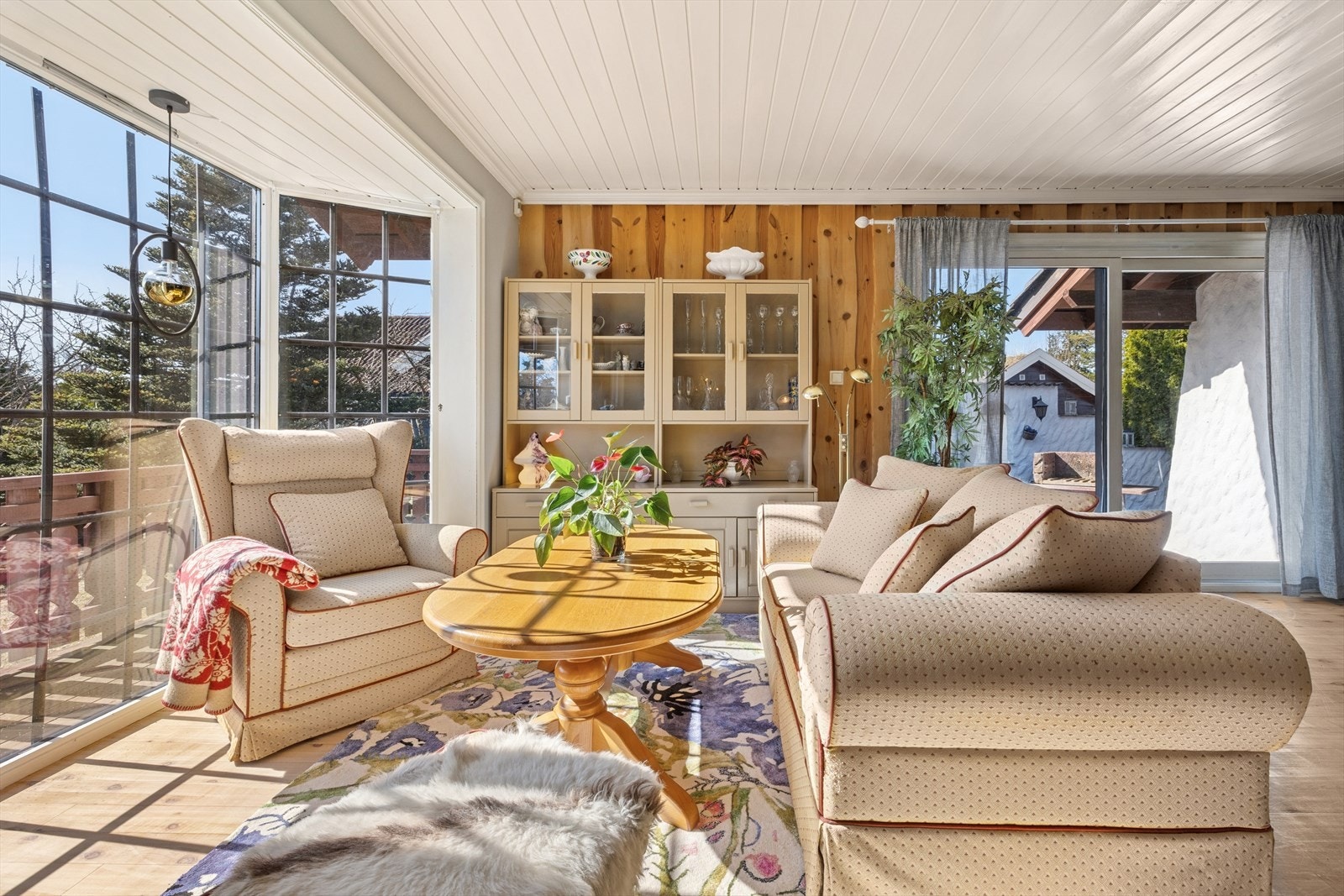 Her er det flere store vindusflater som slipper inn mye naturlig lys og skaper en god atmosfære i rommet. Galleribilde