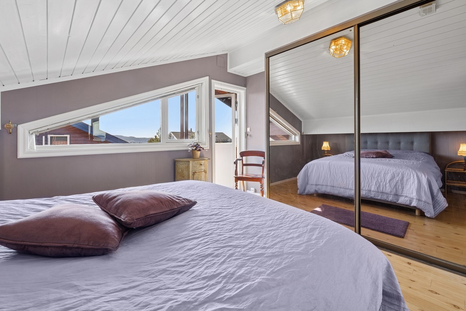 Hovedsoverommet har plass til dobbeltseng, tilhørende møblement og stor skyvedørsgarderobe med god oppbevaringsplass. Galleribilde