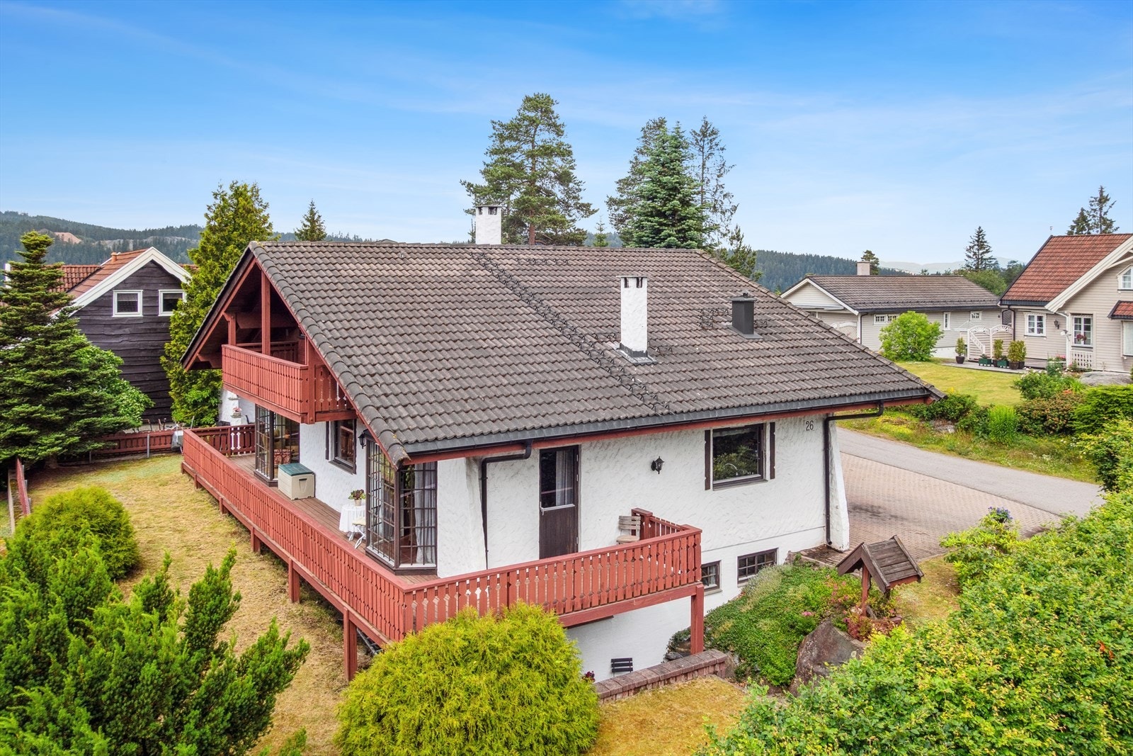 Innbydende terrasse som gir flere hyggelige uteplasser. Galleribilde