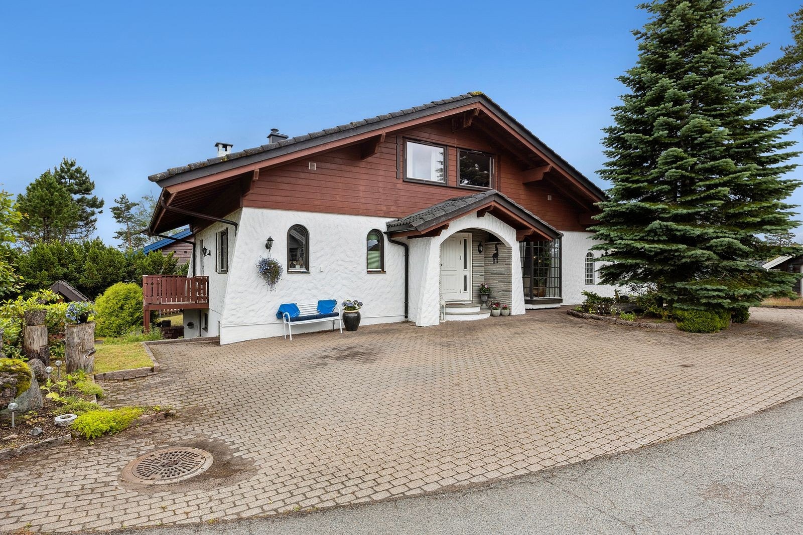 Romslig gårdsplass med belegningsstein som har gode parkeringsmuligheter. Galleribilde