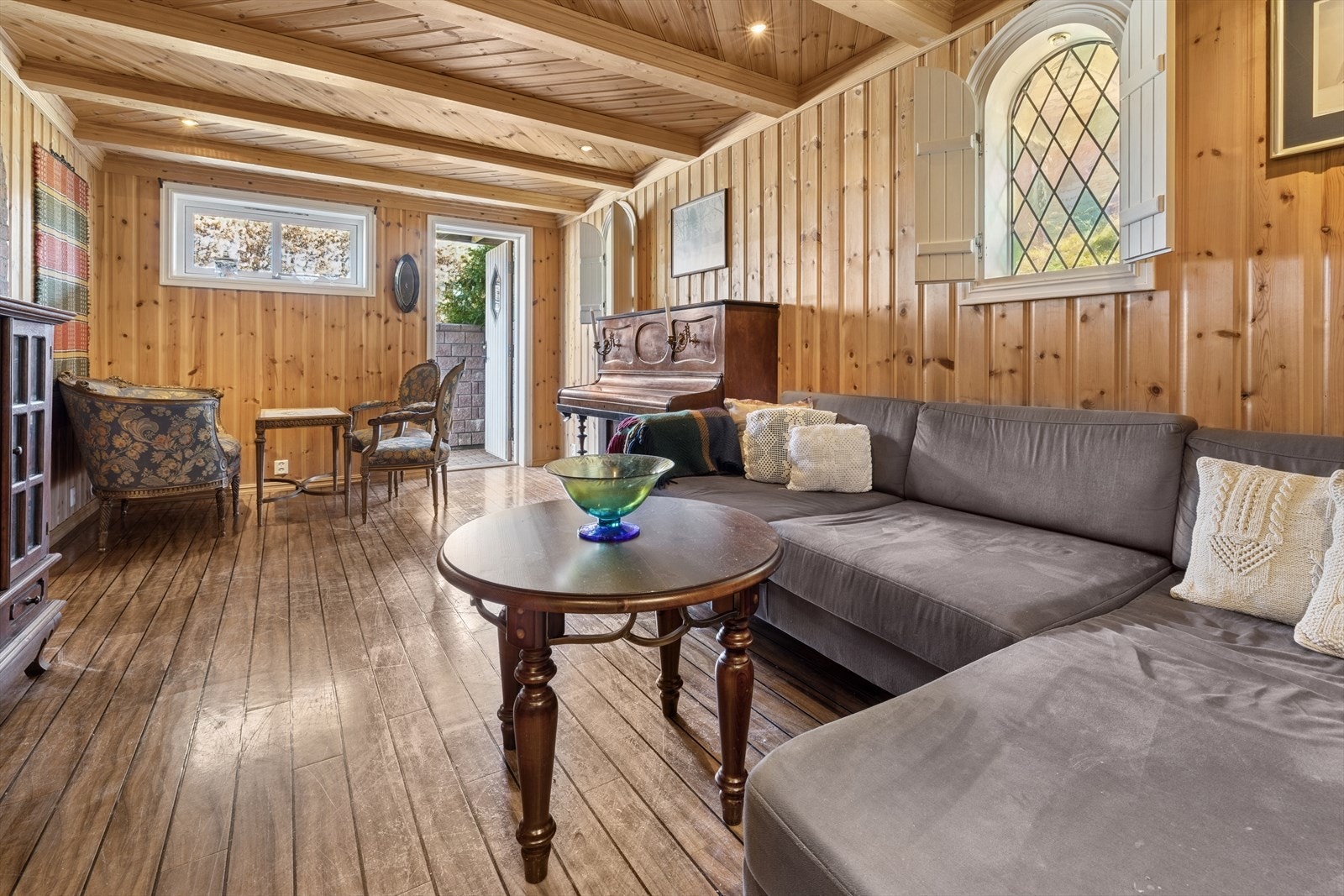 I kjelleren er det innredet med en kjellerstue som har direkte utgang til hagen. Rommet er ikke godkjent for varig opphold, se mer pkt. ferdigattest. Galleribilde