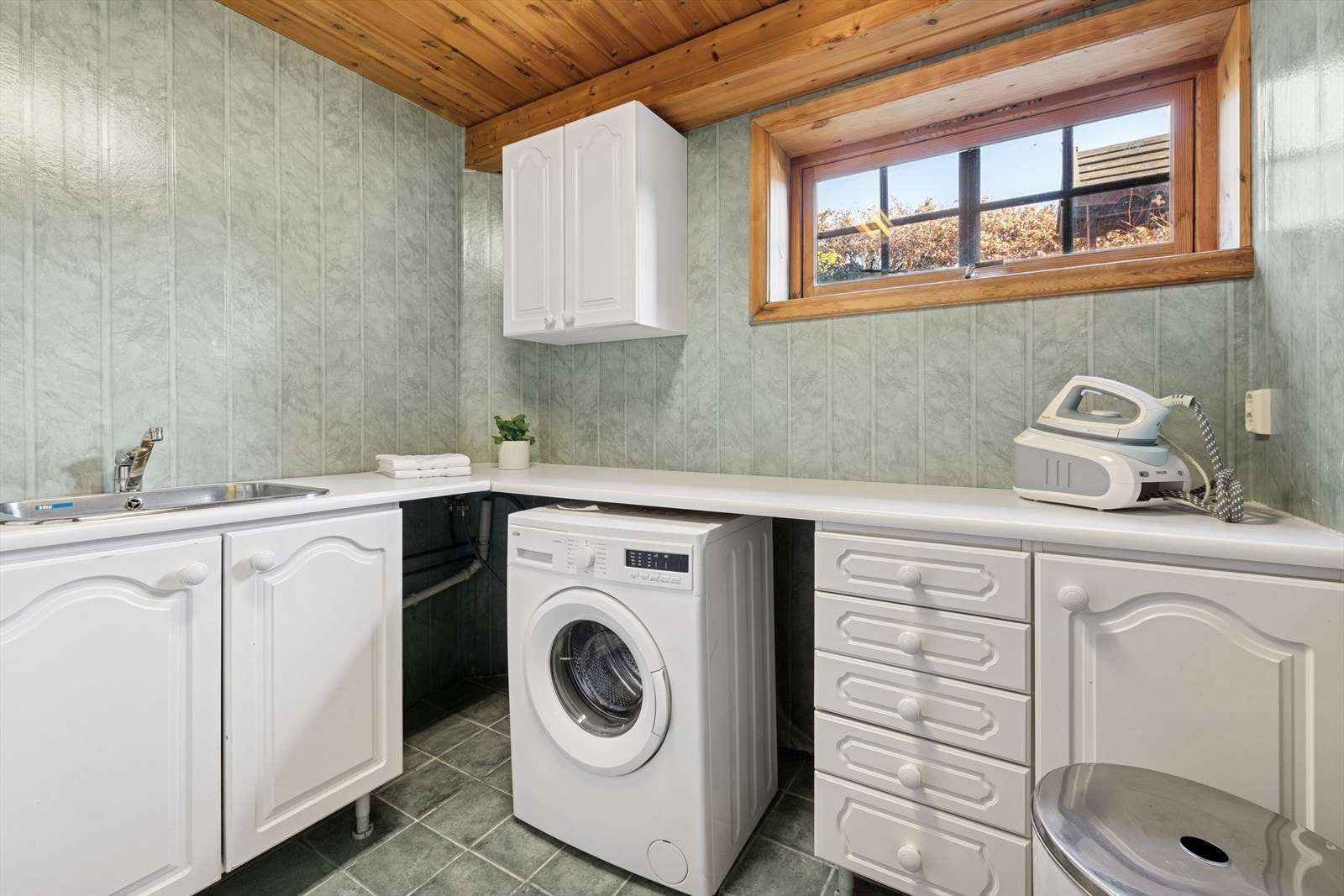 Vaskerommet er beliggende i kjelleren og har flislagt gulv med gulvvarme. Galleribilde