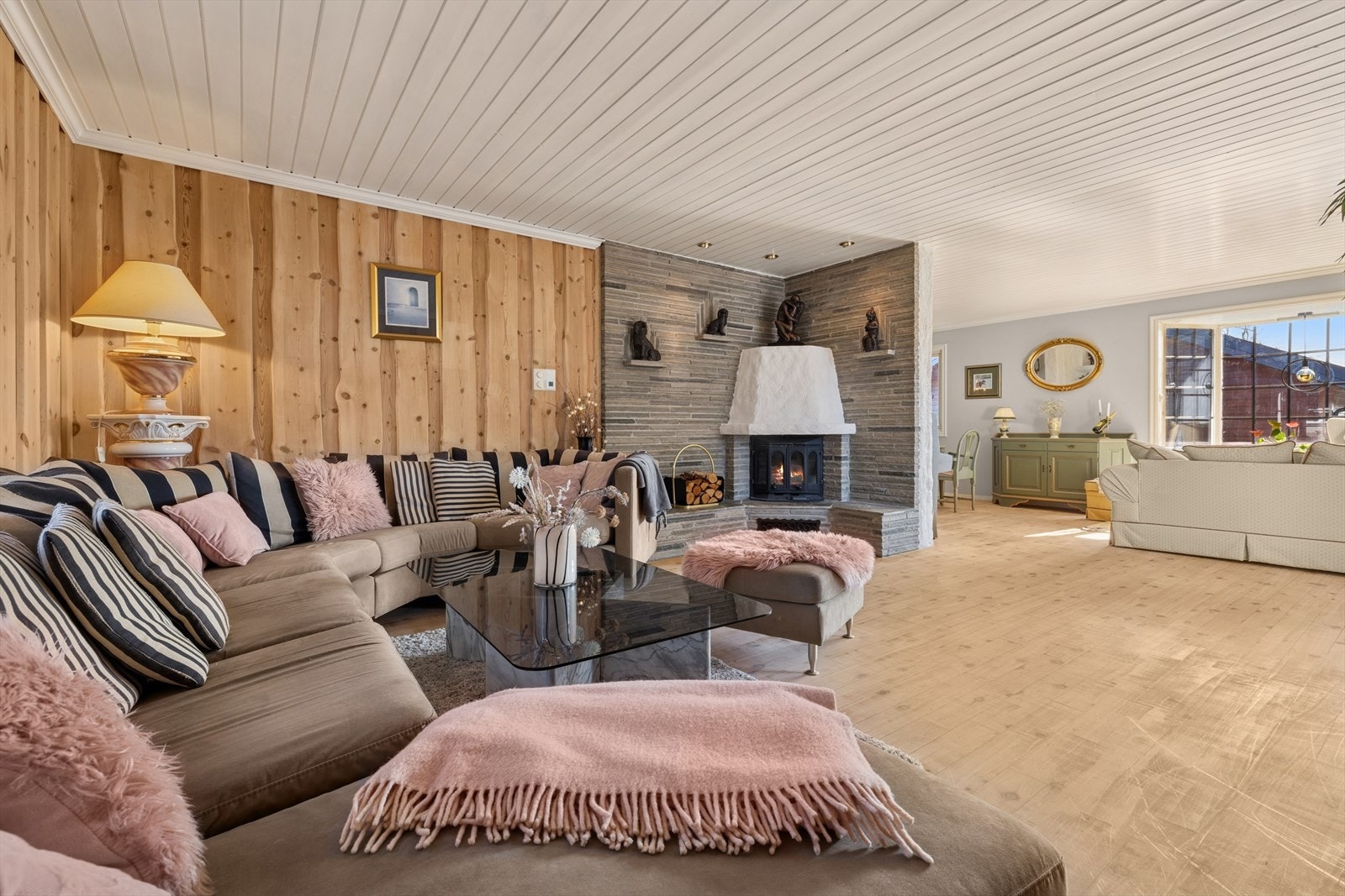 Her er det en fin plassbygd peis for hygge og varme på kalde dager. Galleribilde