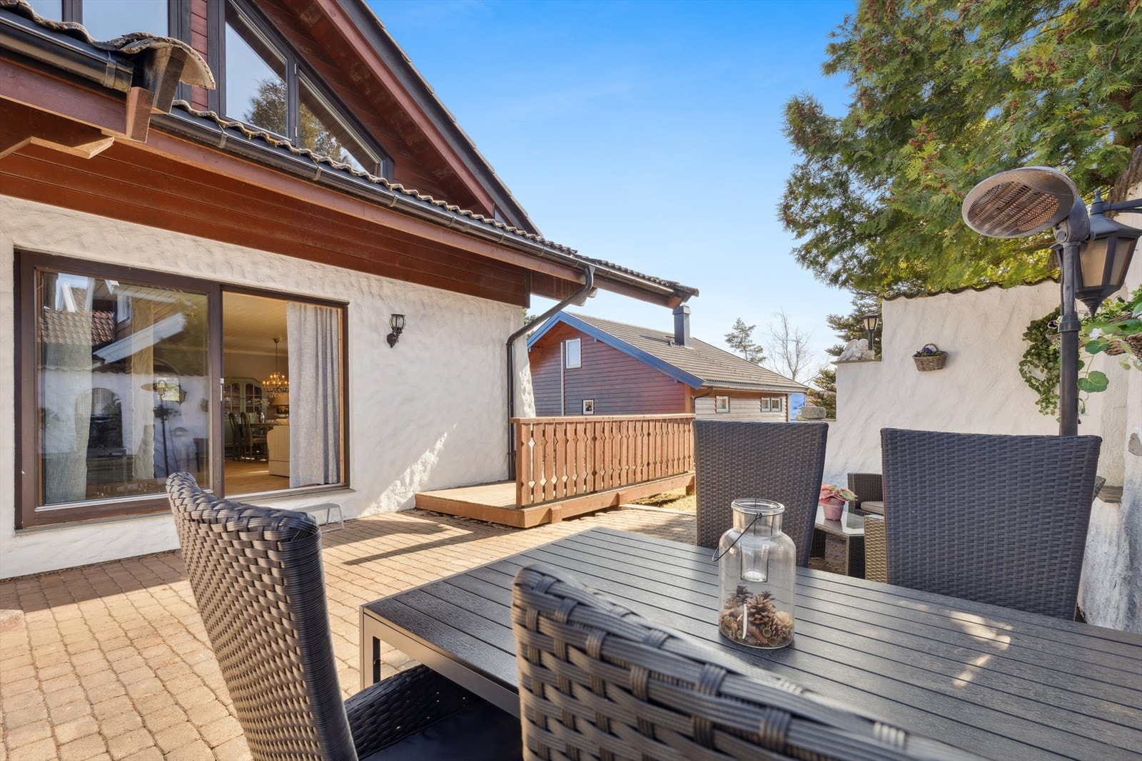 Uteplassen fungerer som en forlengelse av stuen på varme sommerdager. Galleribilde