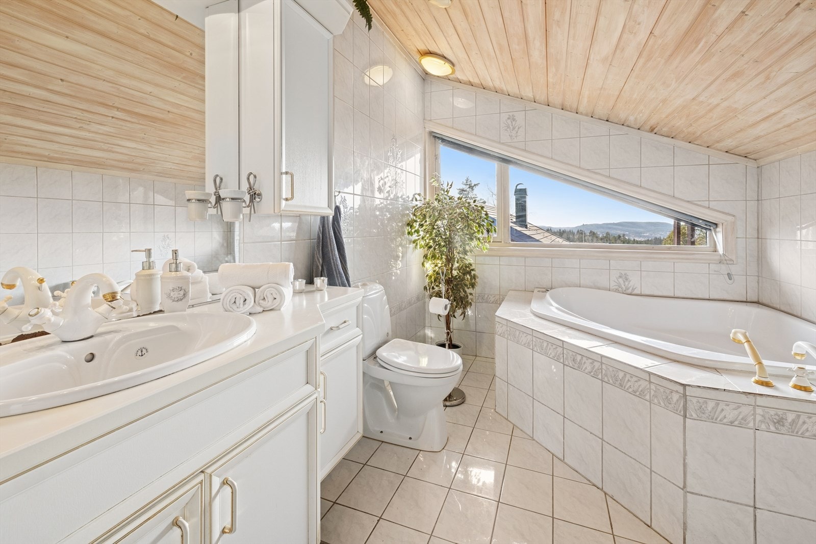 Flislagt baderom fra byggeåret med varmekabler i gulvet. Galleribilde