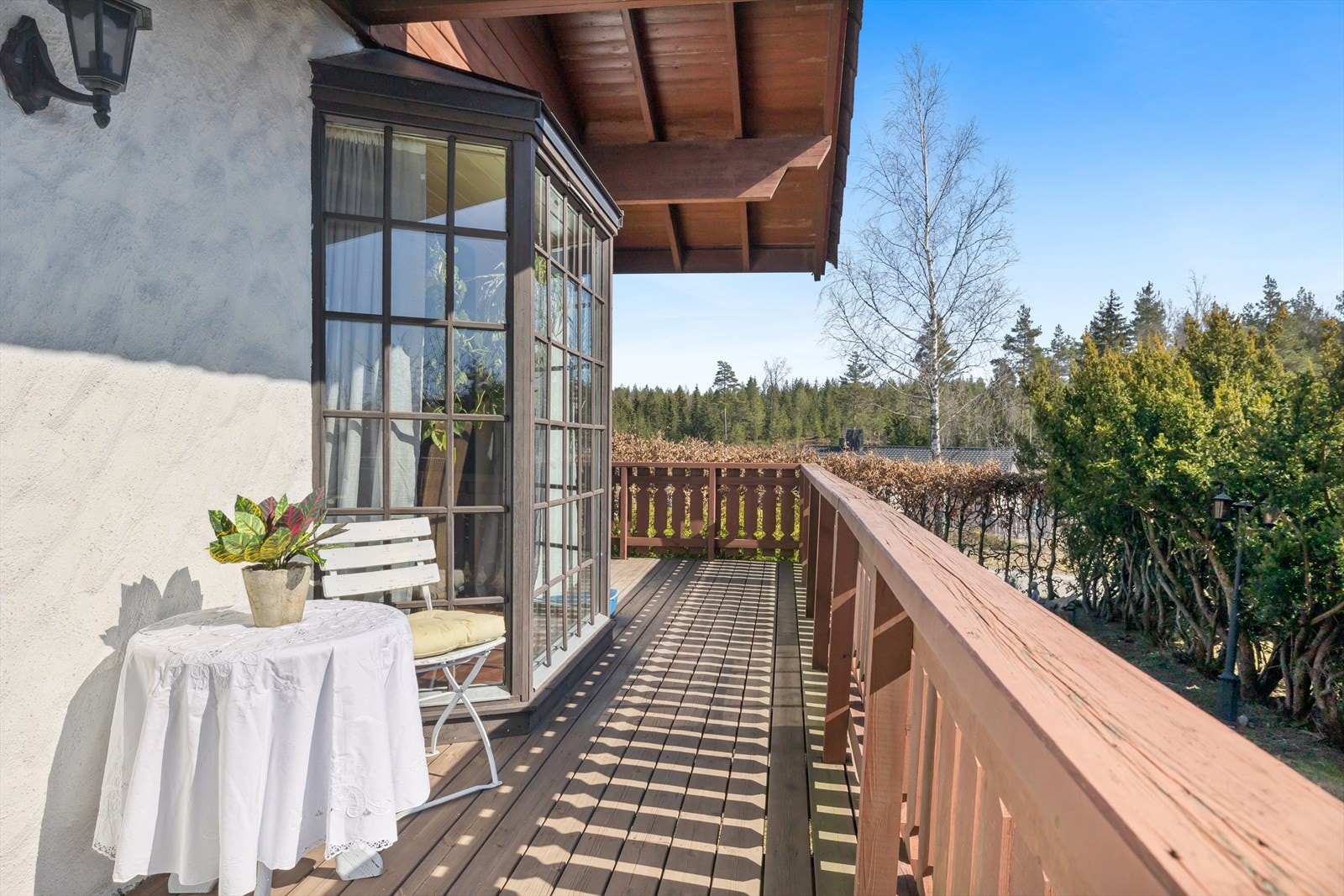 Tomten er opparbeidet med flere usjenerte uteplasser med gode solforhold. Galleribilde