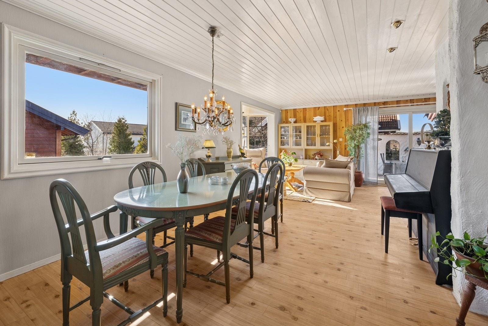 Stuen er lys og trivelig med plass til flere møbleringsmuligheter for å skape den stuen du selv ønsker. Galleribilde