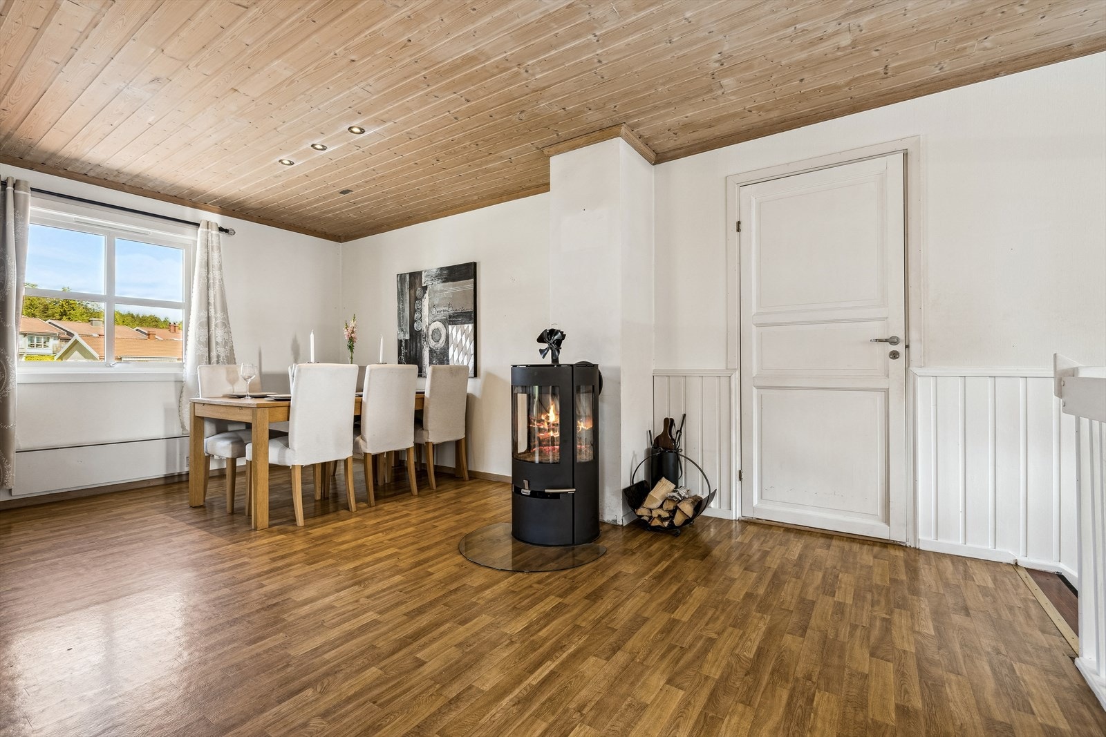 Peisen sikrer god temperatur og en hyggelig stemning under kaldere høst- og vintermåneder. Galleribilde