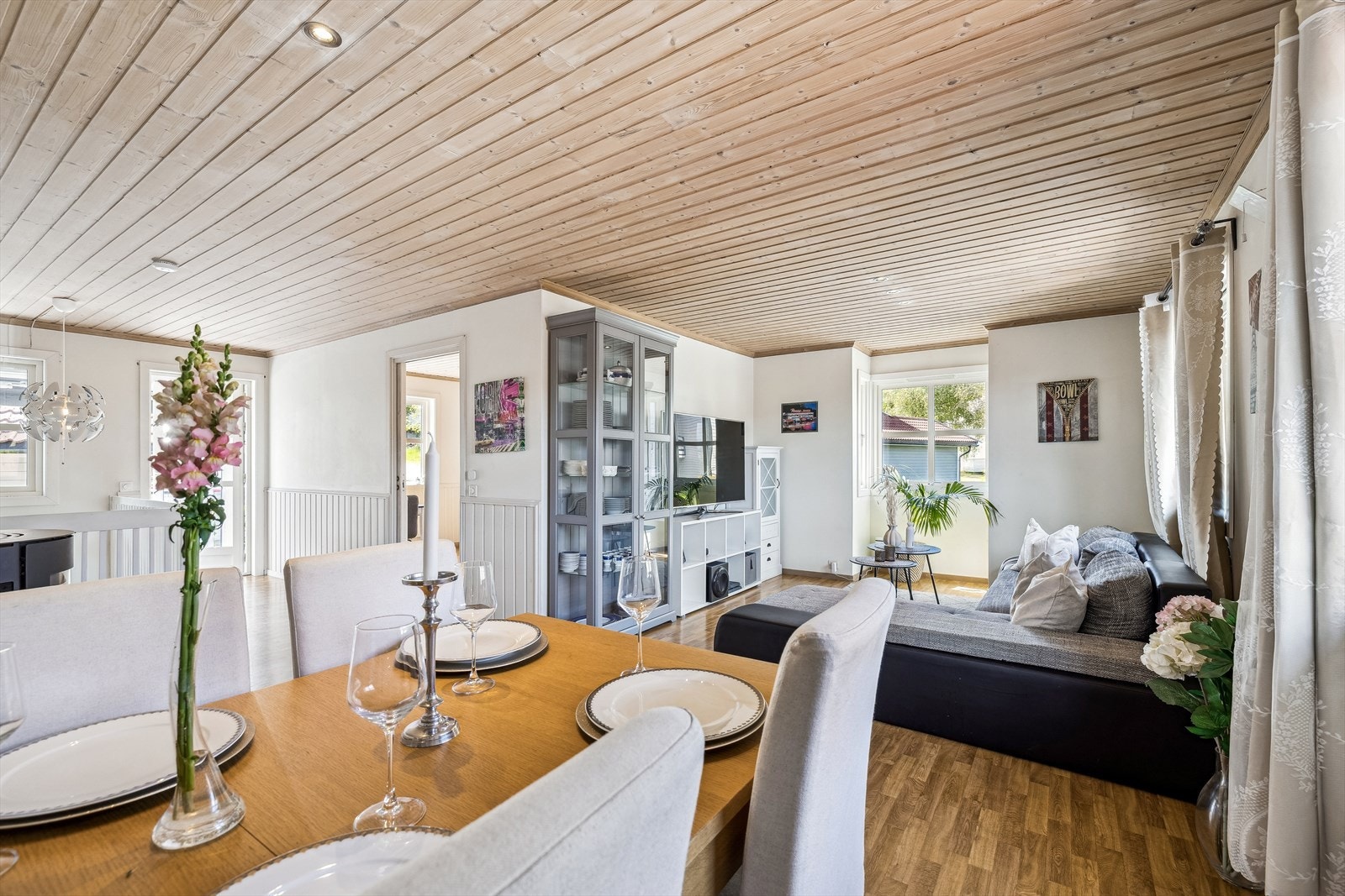 Moderne åpen løsning med spisestue, kjøkken og stue. Galleribilde