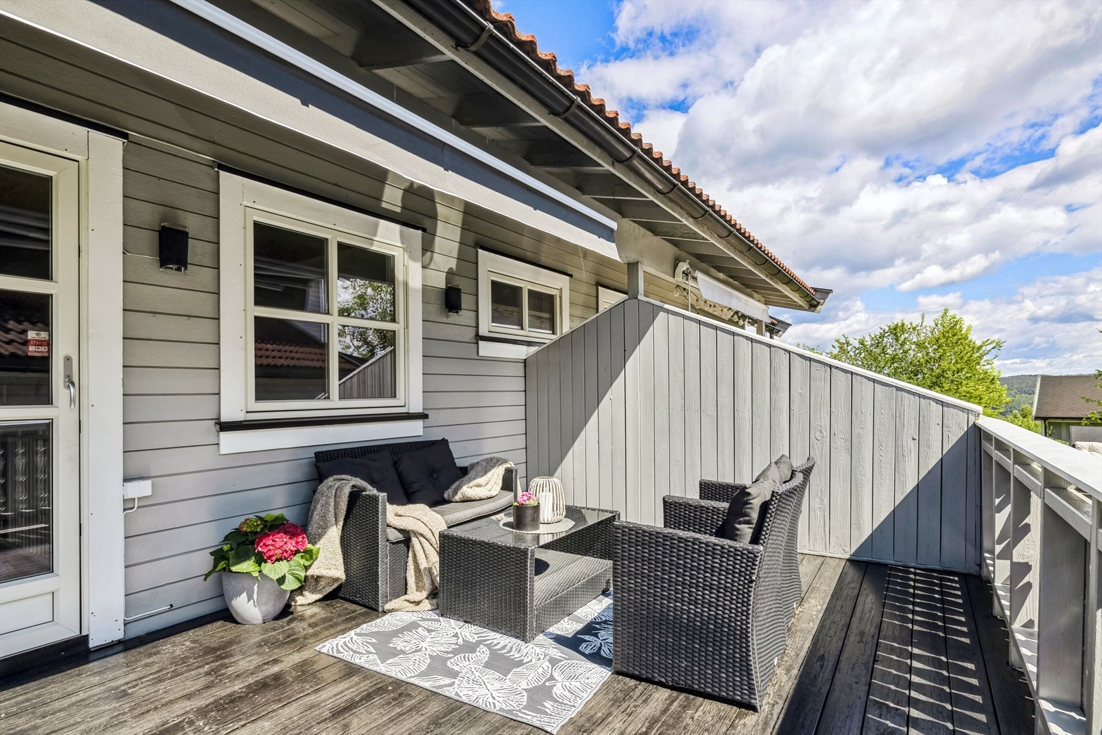 Terrassen fra stuen er på behagelige 23 kvm, som gir god plass til møbelment. Galleribilde