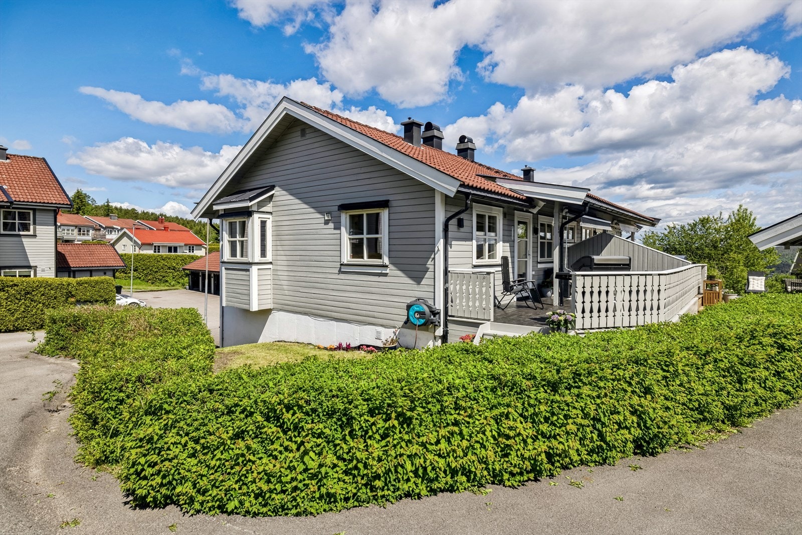 Fra stuen er det adkomst ut til husets romslige terrasse og hage. Galleribilde