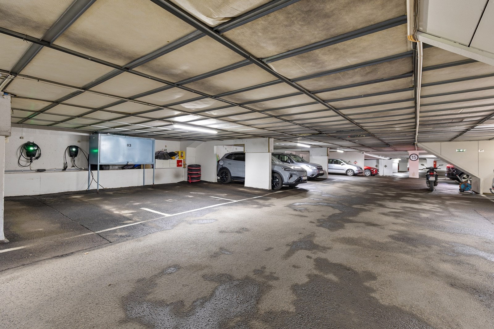 Leiligheten disponerer en parkeringsplass (nr. 84) i felles garasjeanlegg. Galleribilde