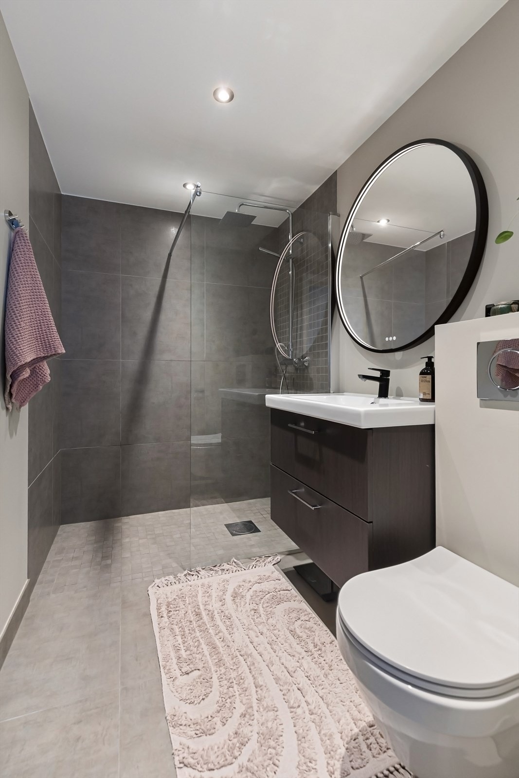 Delikat bad i tilknytning til hovedsoverom med dusj, speil, wc og servant med underskap. Galleribilde