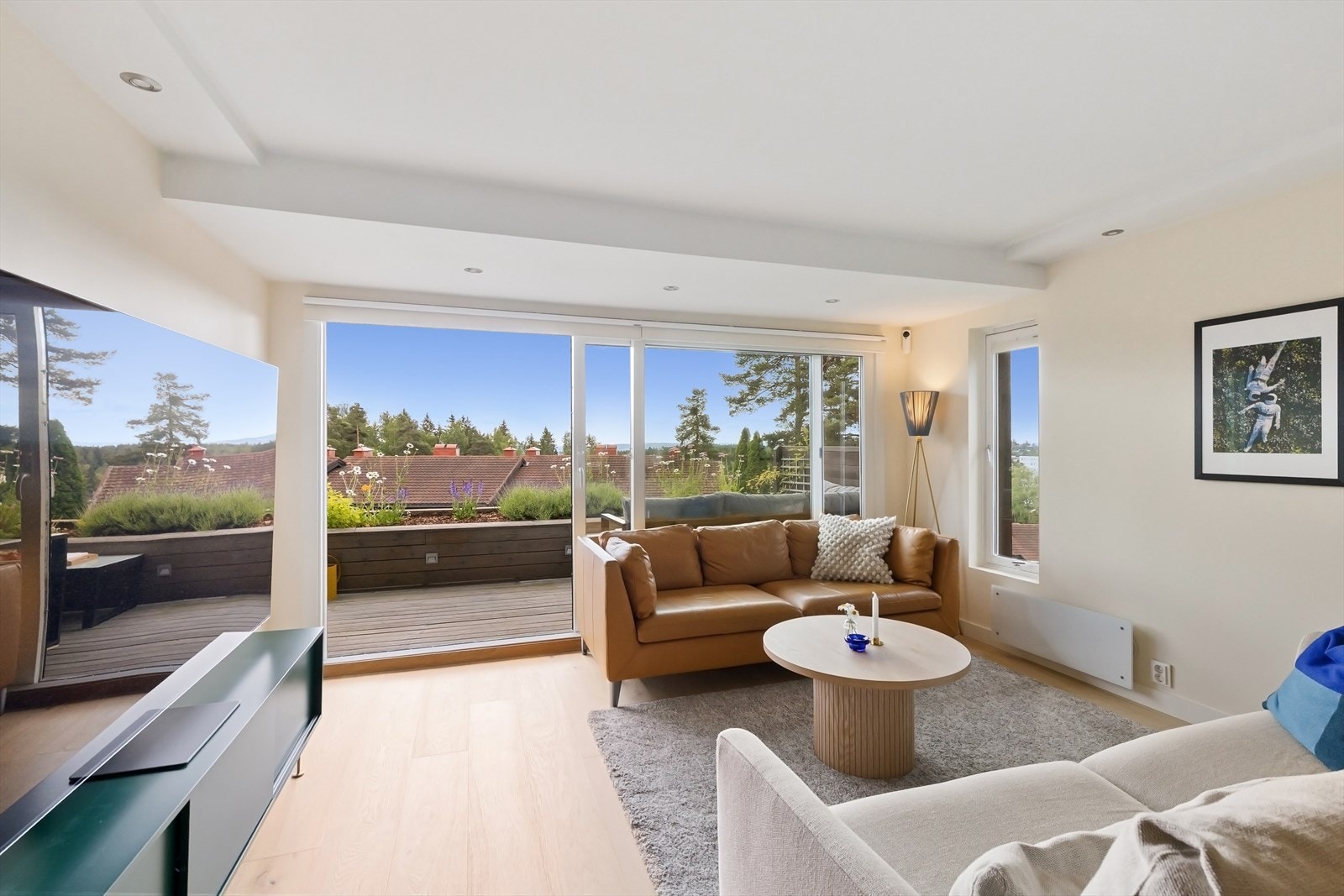 Store vindusflater gir mye lys og en god atmosfære. Galleribilde