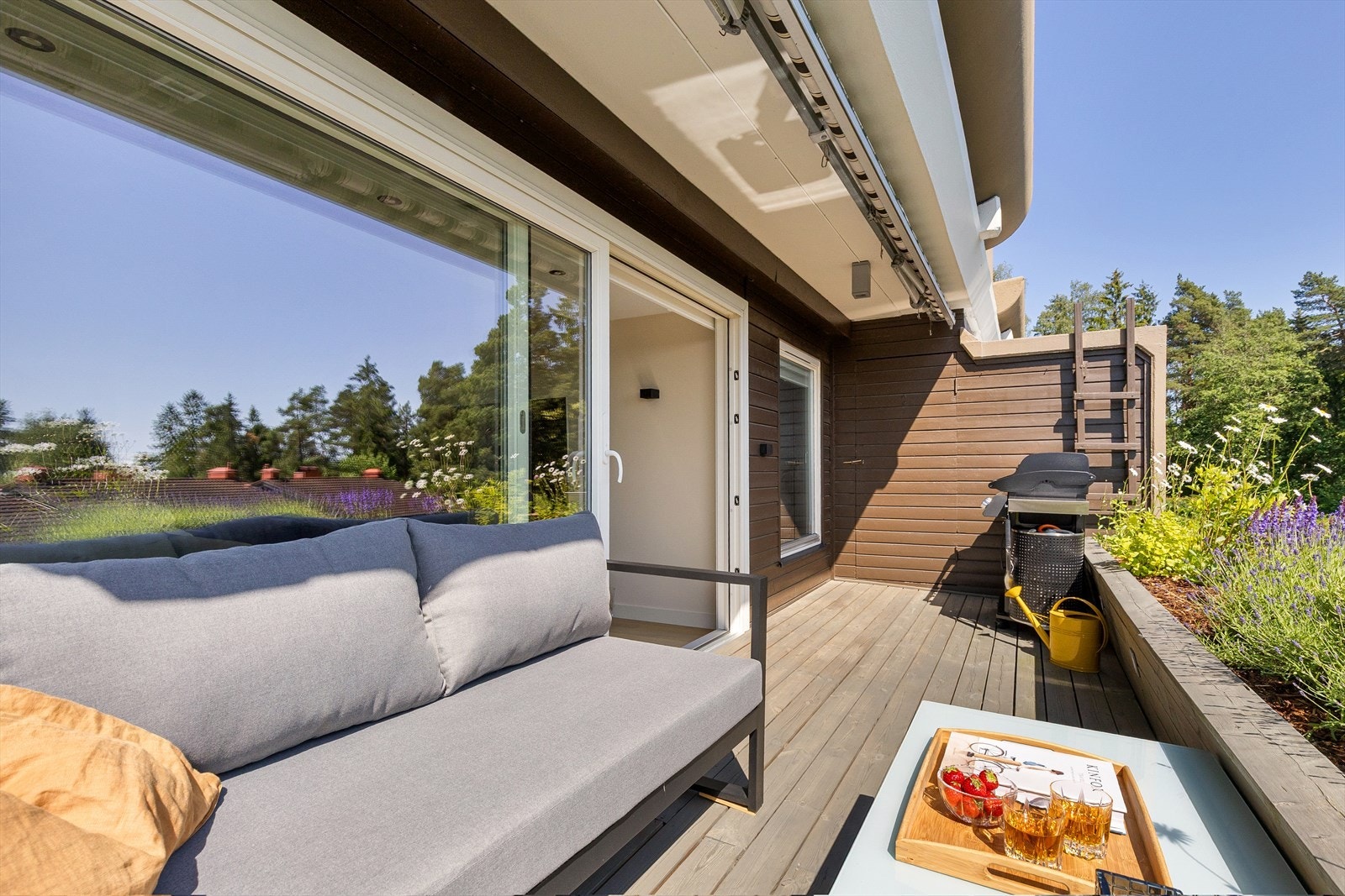 Praktisk utebod på ca. 2 kvm på terrassen. Galleribilde