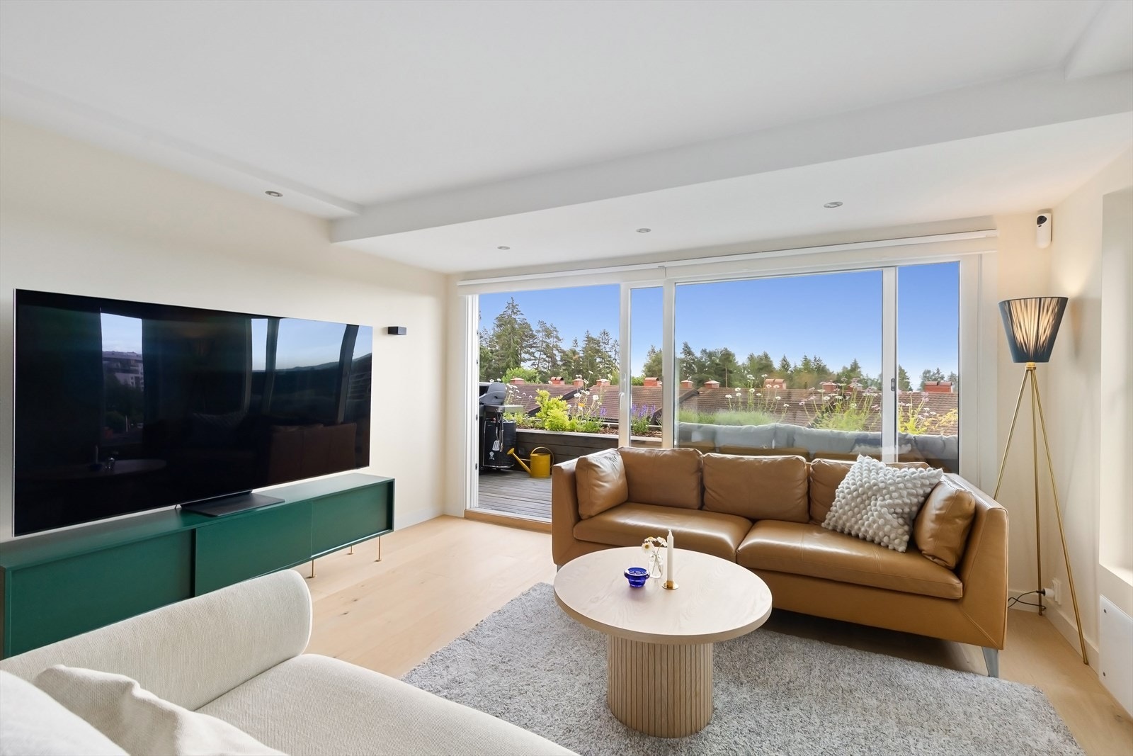 Fra stuen er det utgang til den store terrassen. Galleribilde