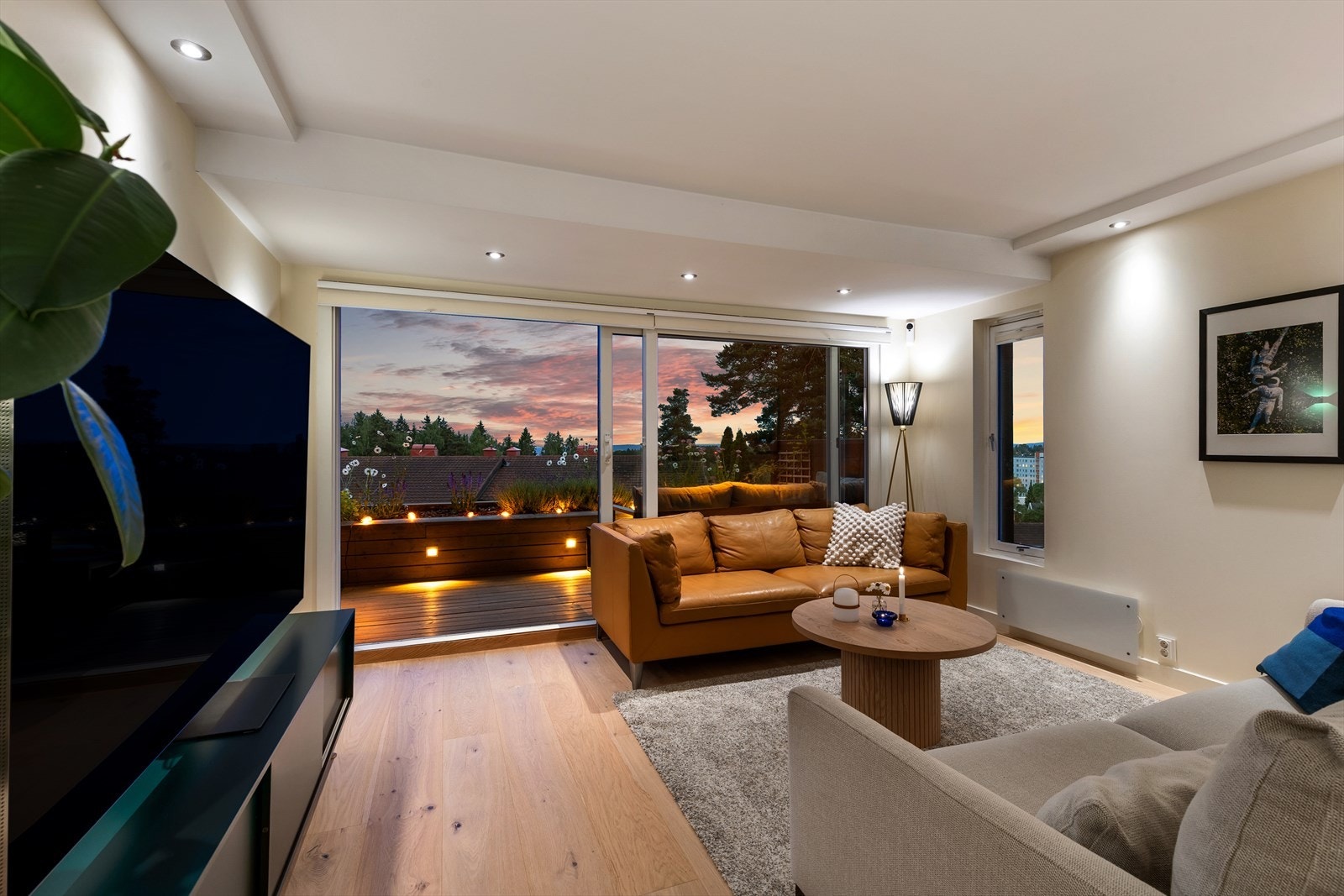 En innbydende endeleilighet med solrik terrasse og garasjeplass. Galleribilde