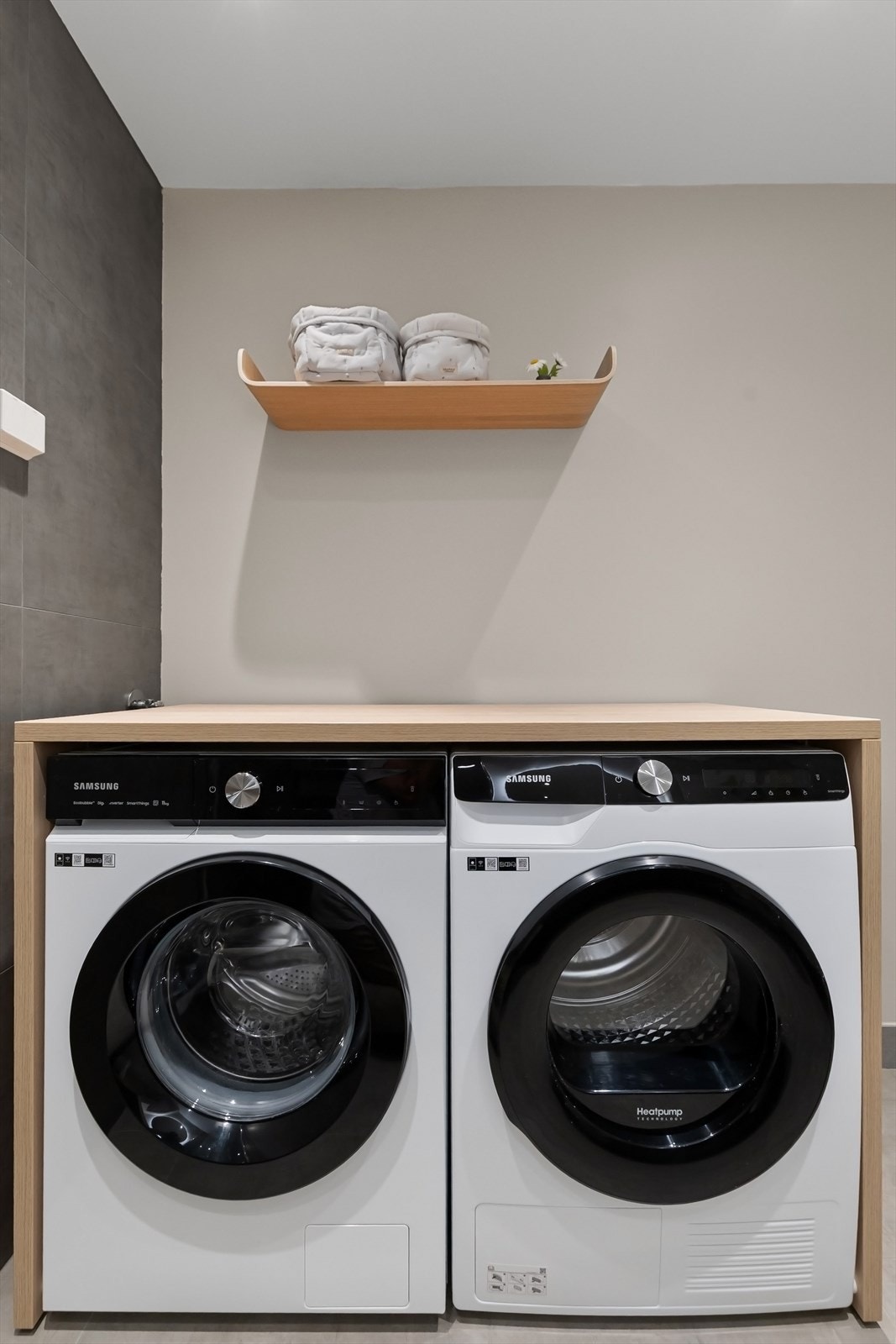 Badet har opplegg for vaskemaskin og tørketrommel. Galleribilde