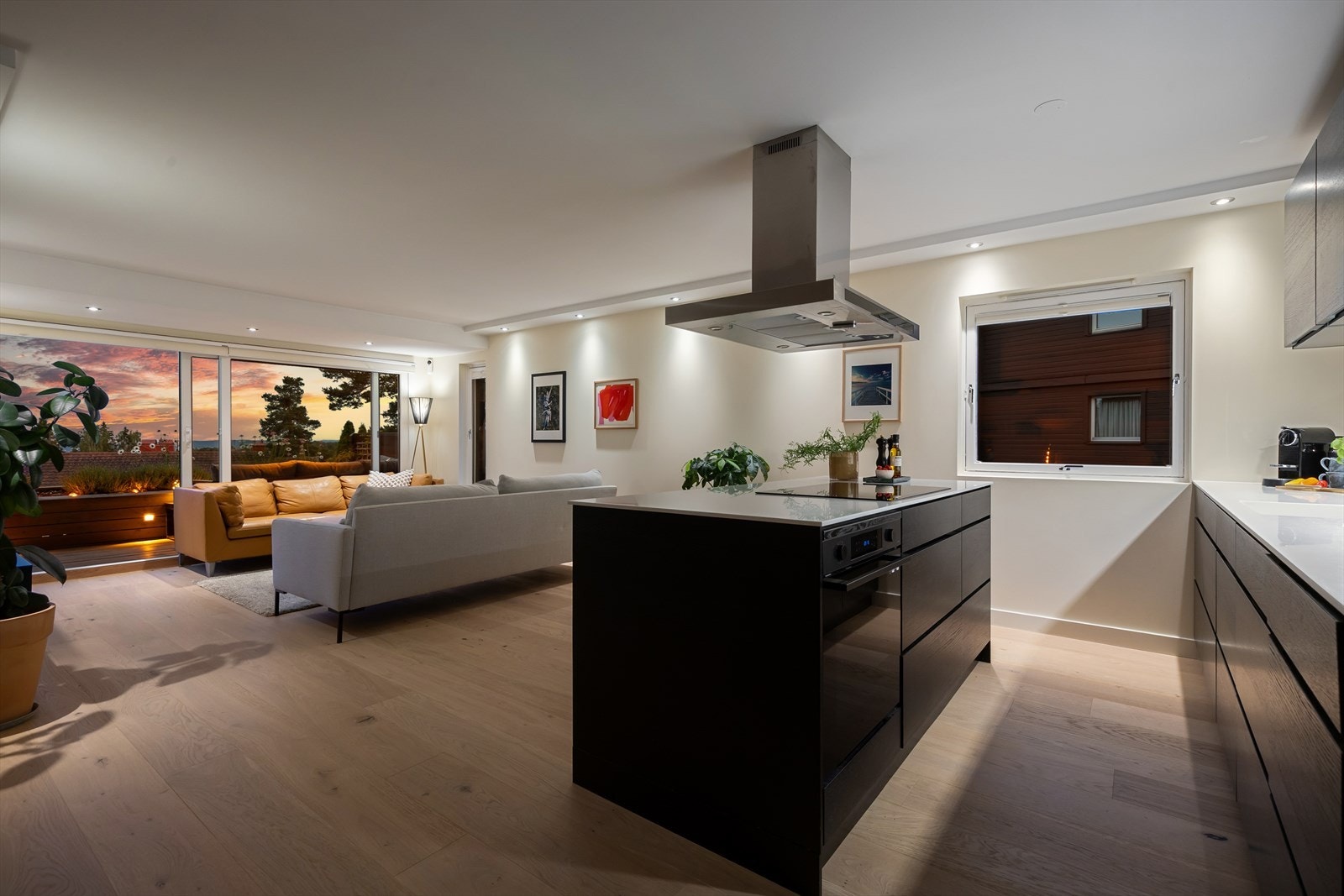 Lekkert kjøkken fra Kvik med Corian benkeplate. Galleribilde