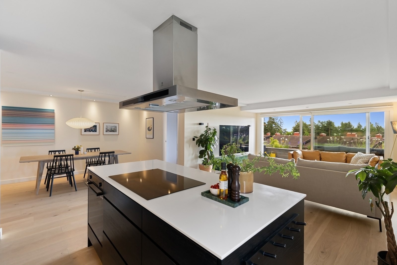 Spisestuen ligger fint plassert i tilknytning til kjøkkenet. Galleribilde