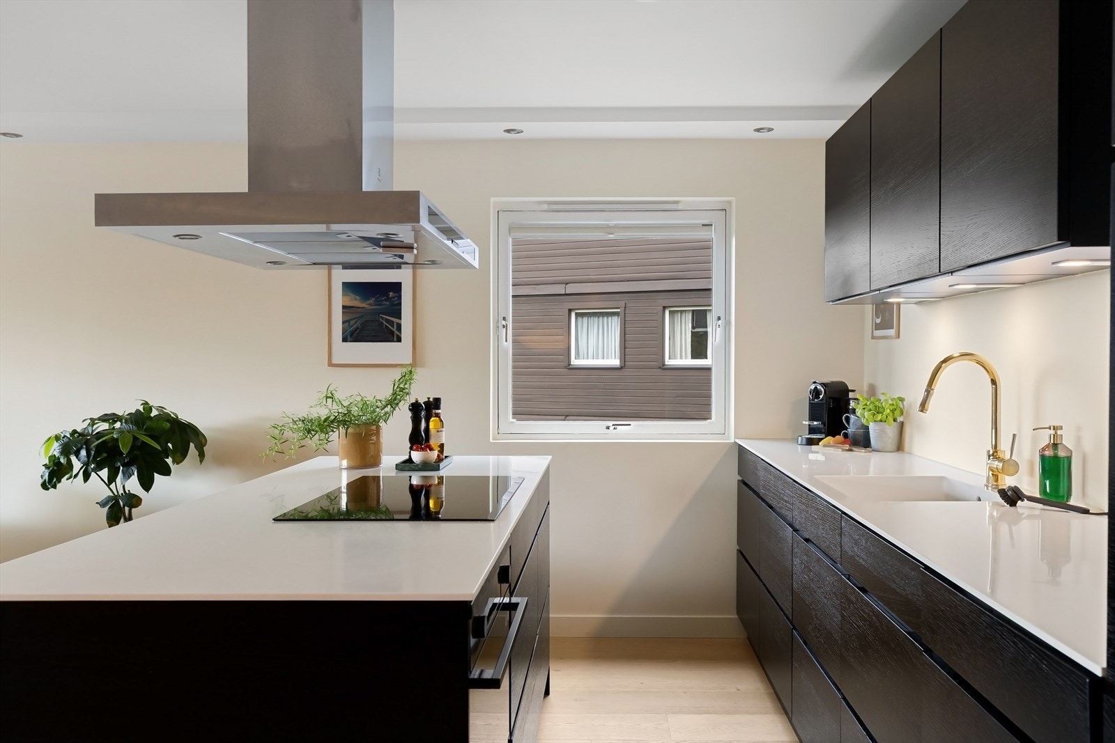 Kjøkkenet har godt med benk- og skapplass. Galleribilde