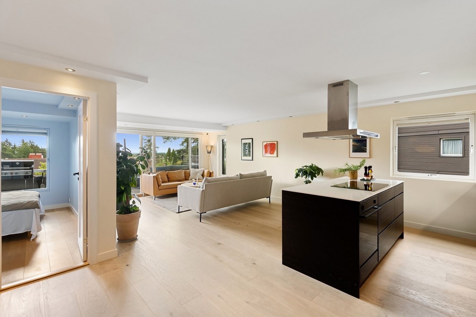 Boligen holder en gjennomgående god standard og fremstår som lys og delikat med tidsriktig fargevalg. Galleribilde