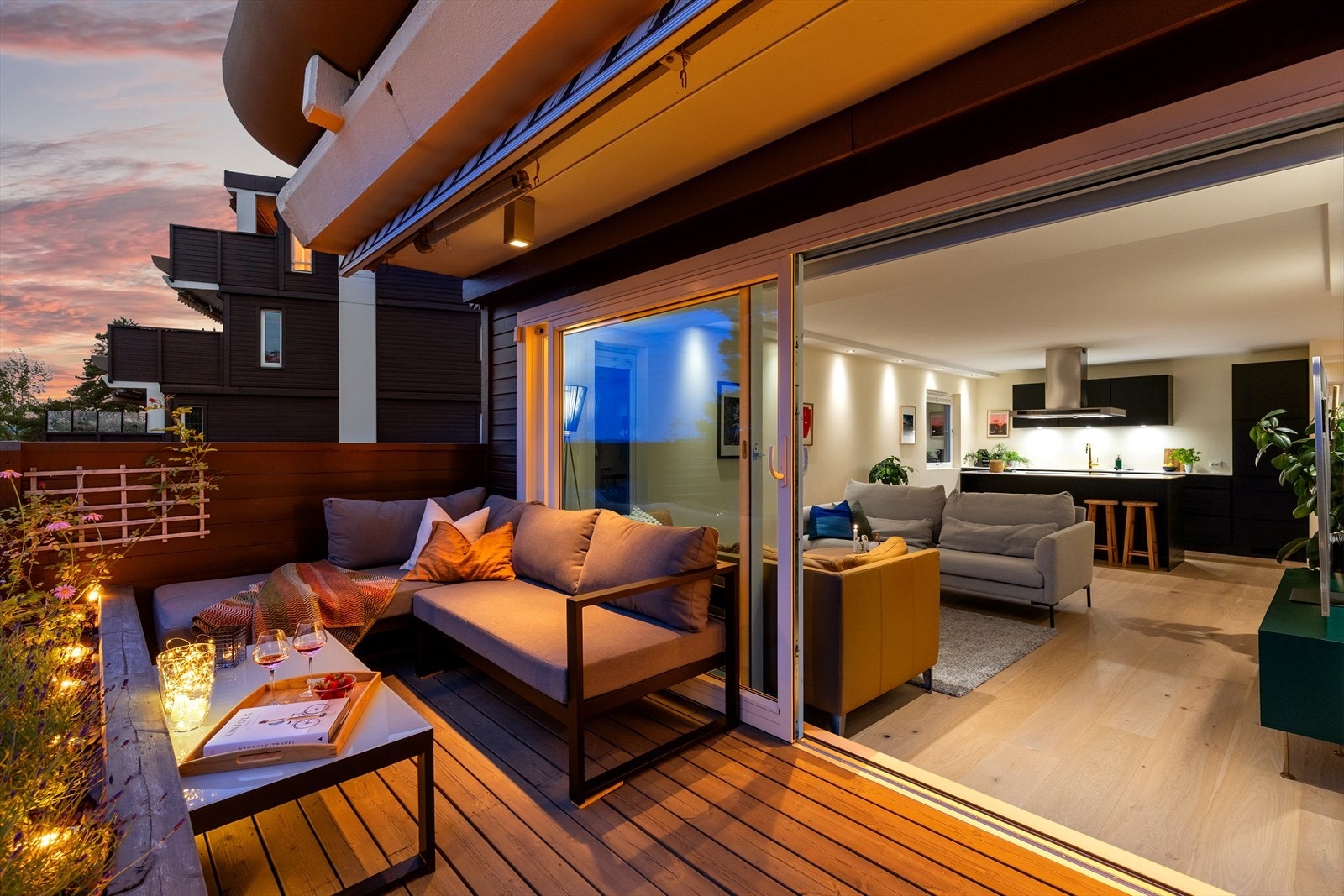 Den store skyvedøren gjør terrassen til en forlengelse av stuen i sommermånedene. Galleribilde