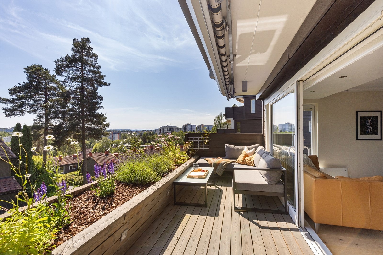 Solrik terrasse med plass til romslig sittegruppe og grill. Selger beiset terrassegulv i 2024 Galleribilde