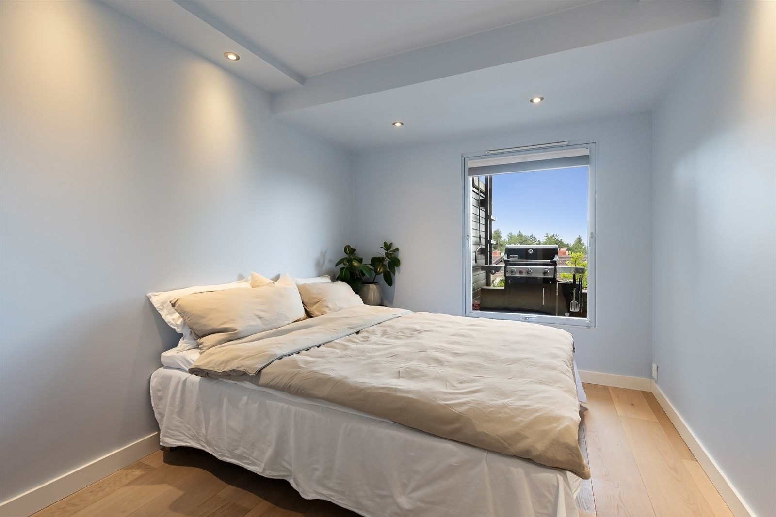 Soverom tre har god størrelse og utsyn mot terrassen. Galleribilde