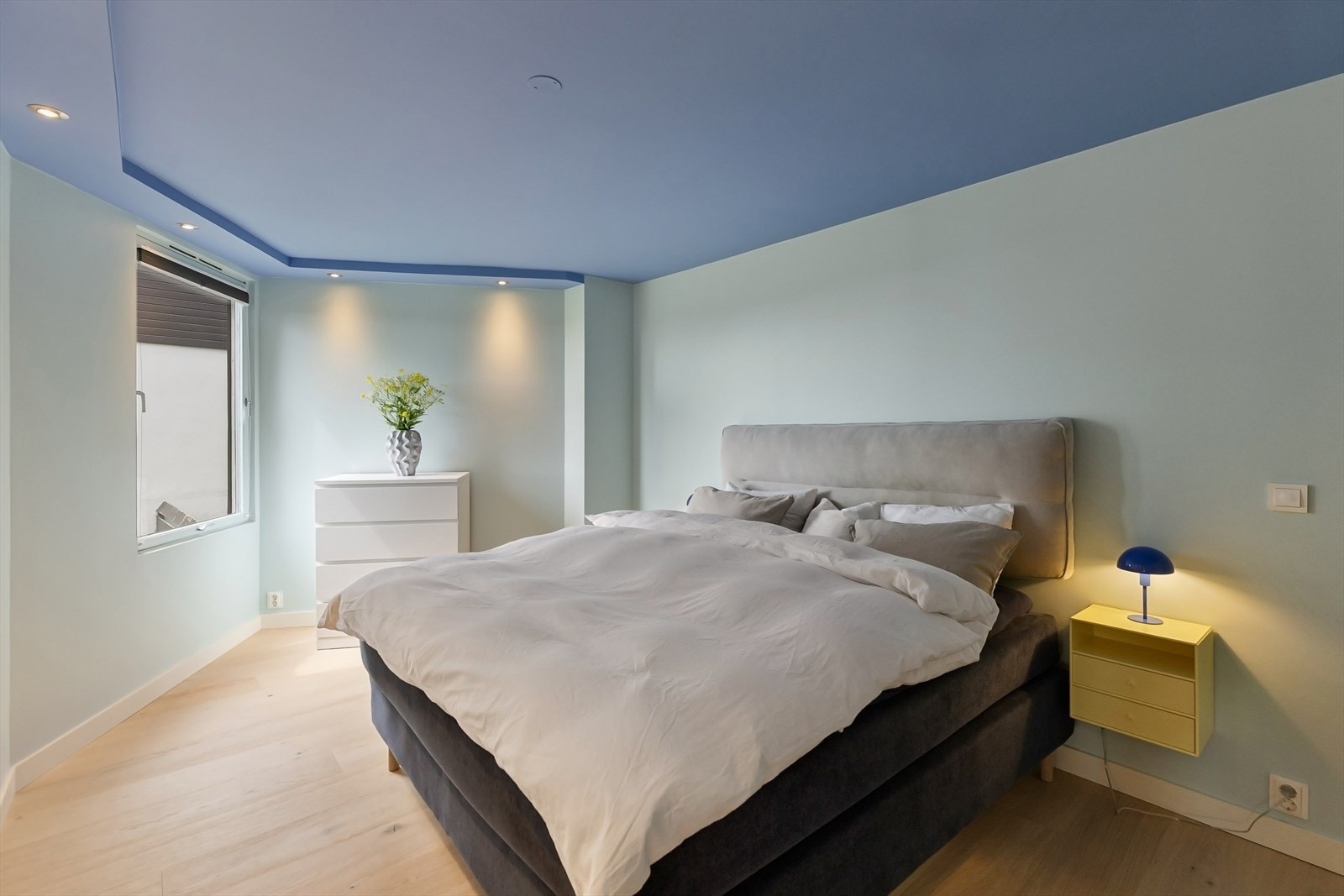 Stort og luftig hovedsoverom med god plass til dobbeltseng, nattbord og garderobe. Galleribilde