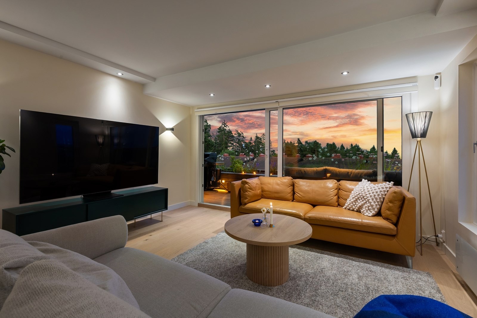 De store vindusflatene gir flott utsyn fra stuen. Galleribilde