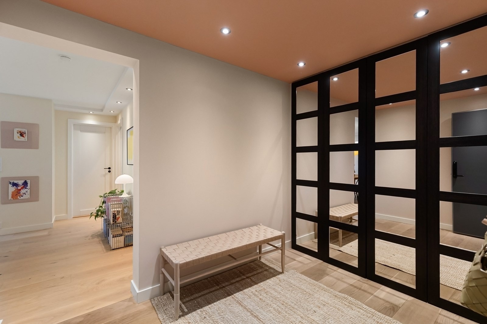 Garderobeskap med speilfronter i entré for oppheng av yttertøy og sko. Galleribilde